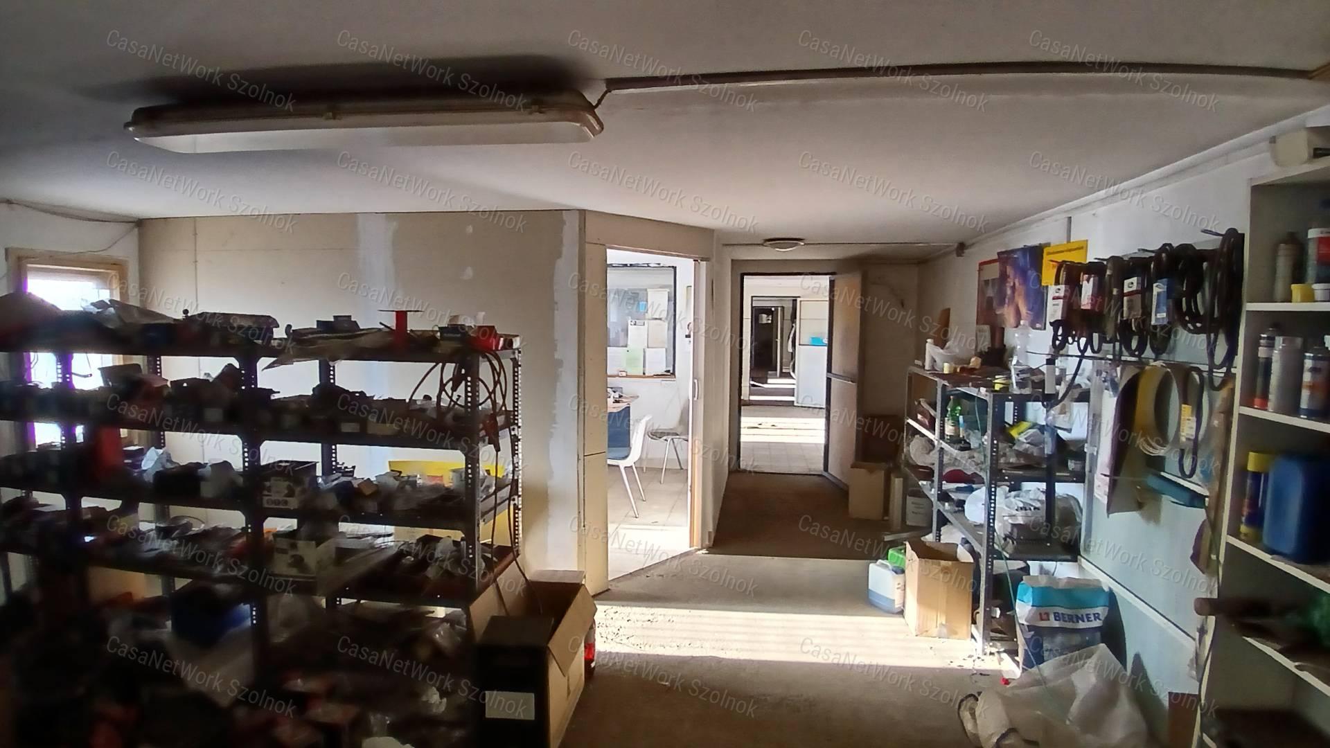 Eladó Martfűn egy 2932 m2-es telephely 407m2-es ipari épülettel.