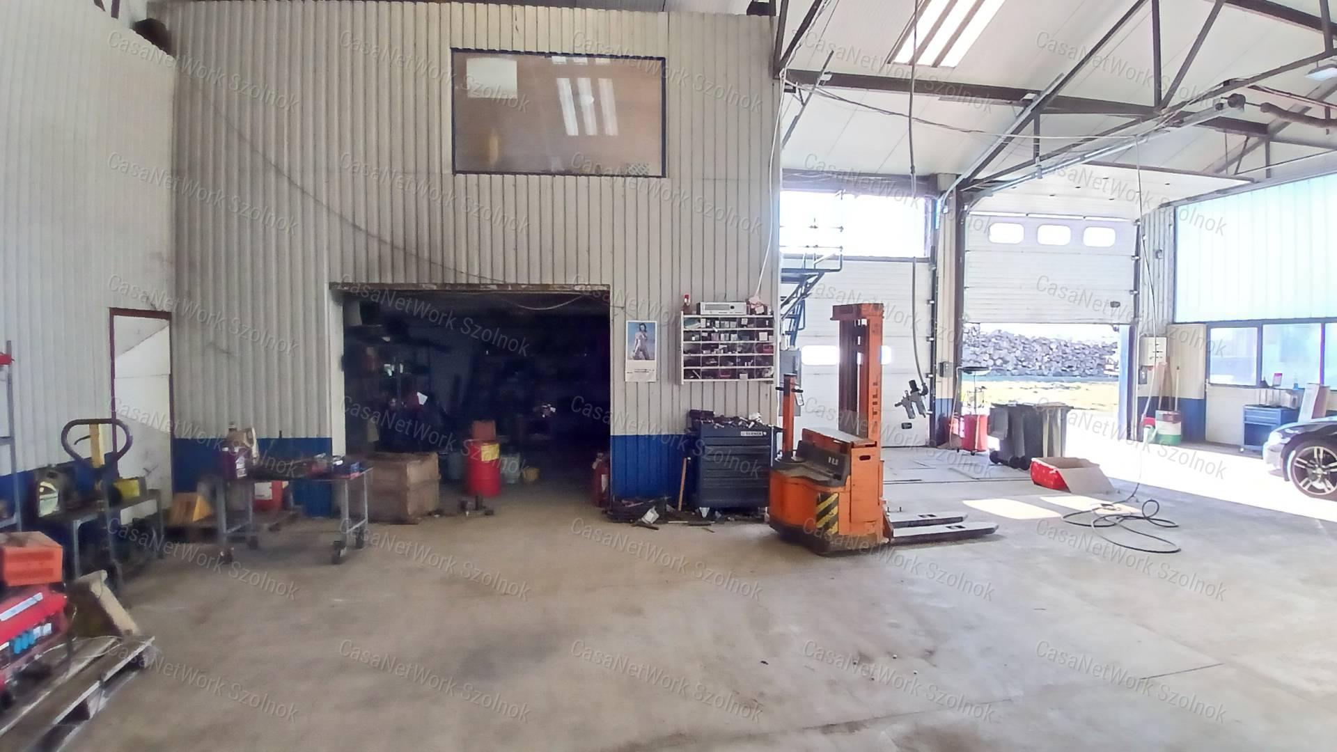 Eladó Martfűn egy 2932 m2-es telephely 407m2-es ipari épülettel.