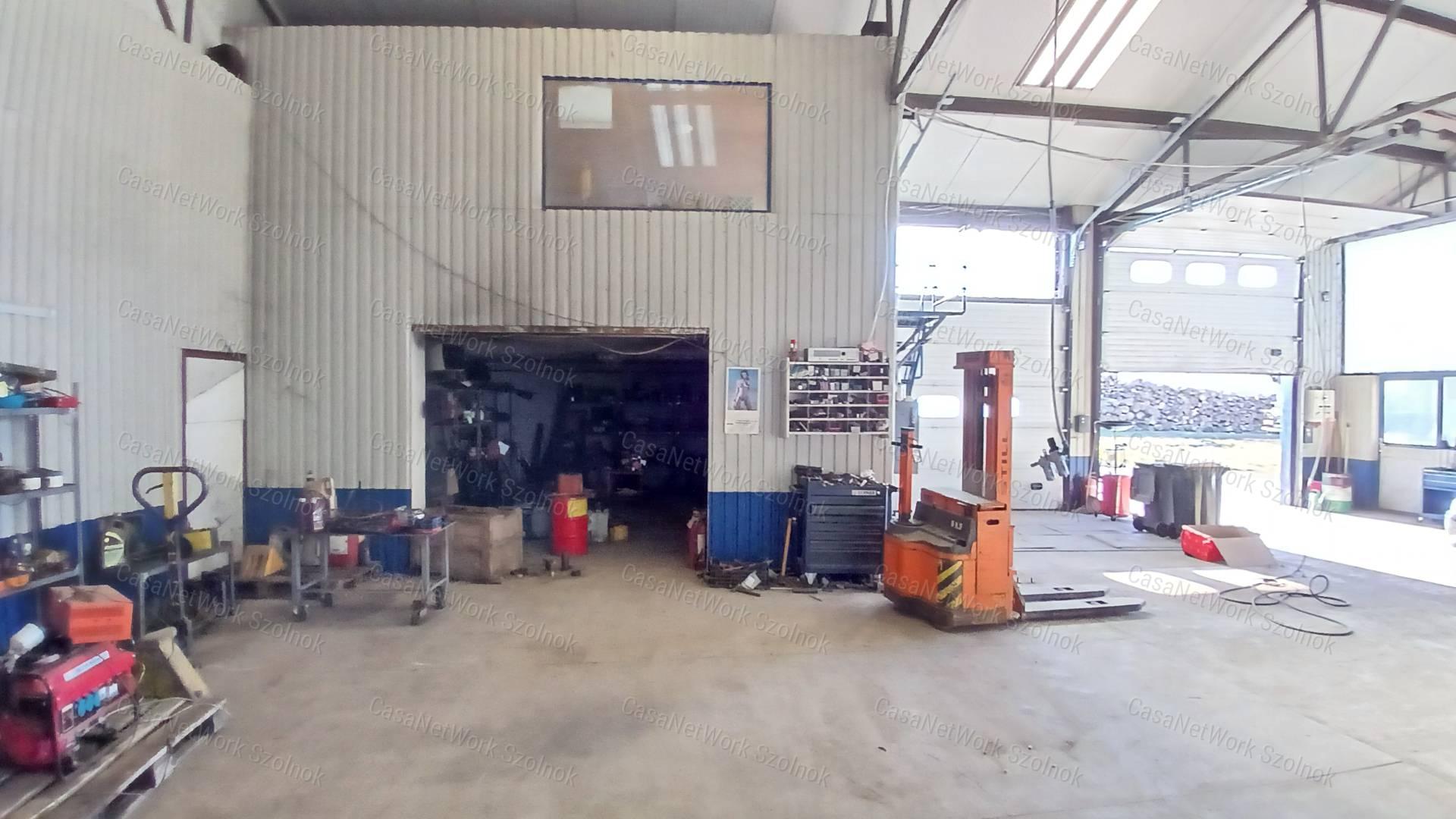 Eladó Martfűn egy 2932 m2-es telephely 407m2-es ipari épülettel.