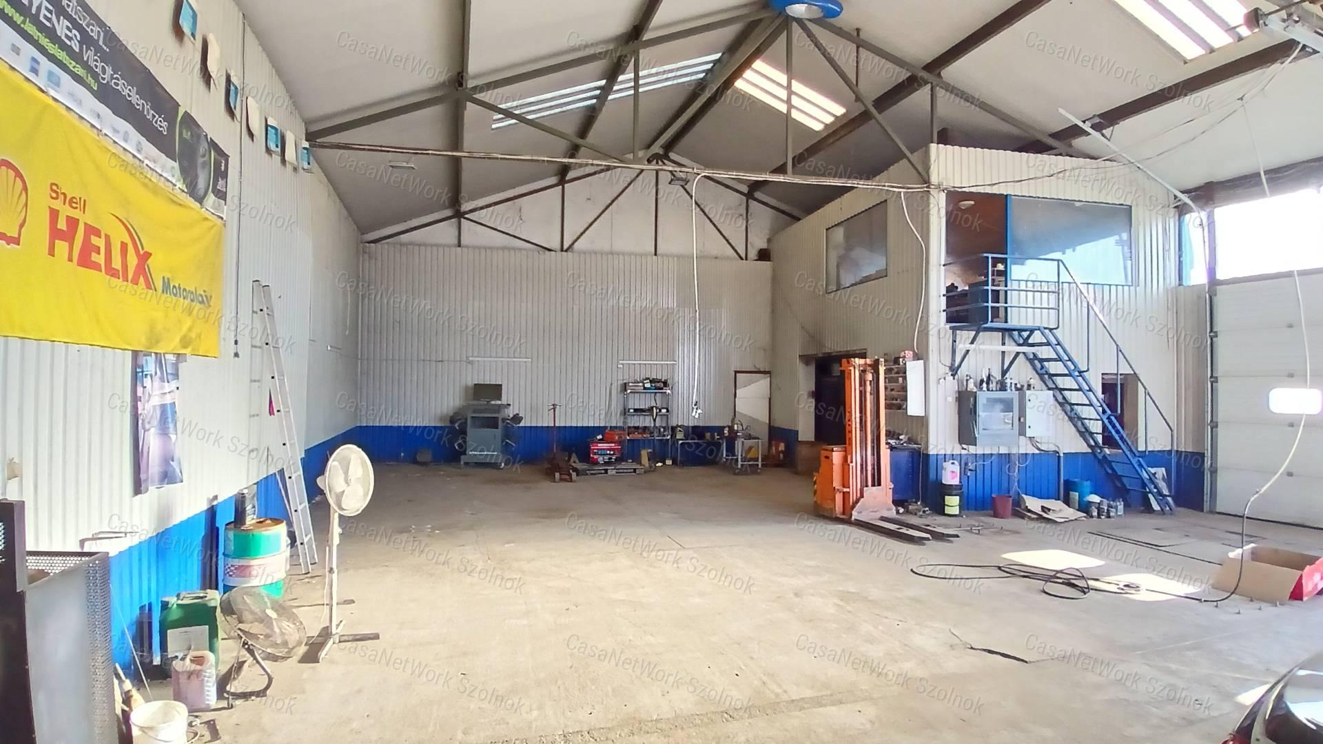 Eladó Martfűn egy 2932 m2-es telephely 407m2-es ipari épülettel.