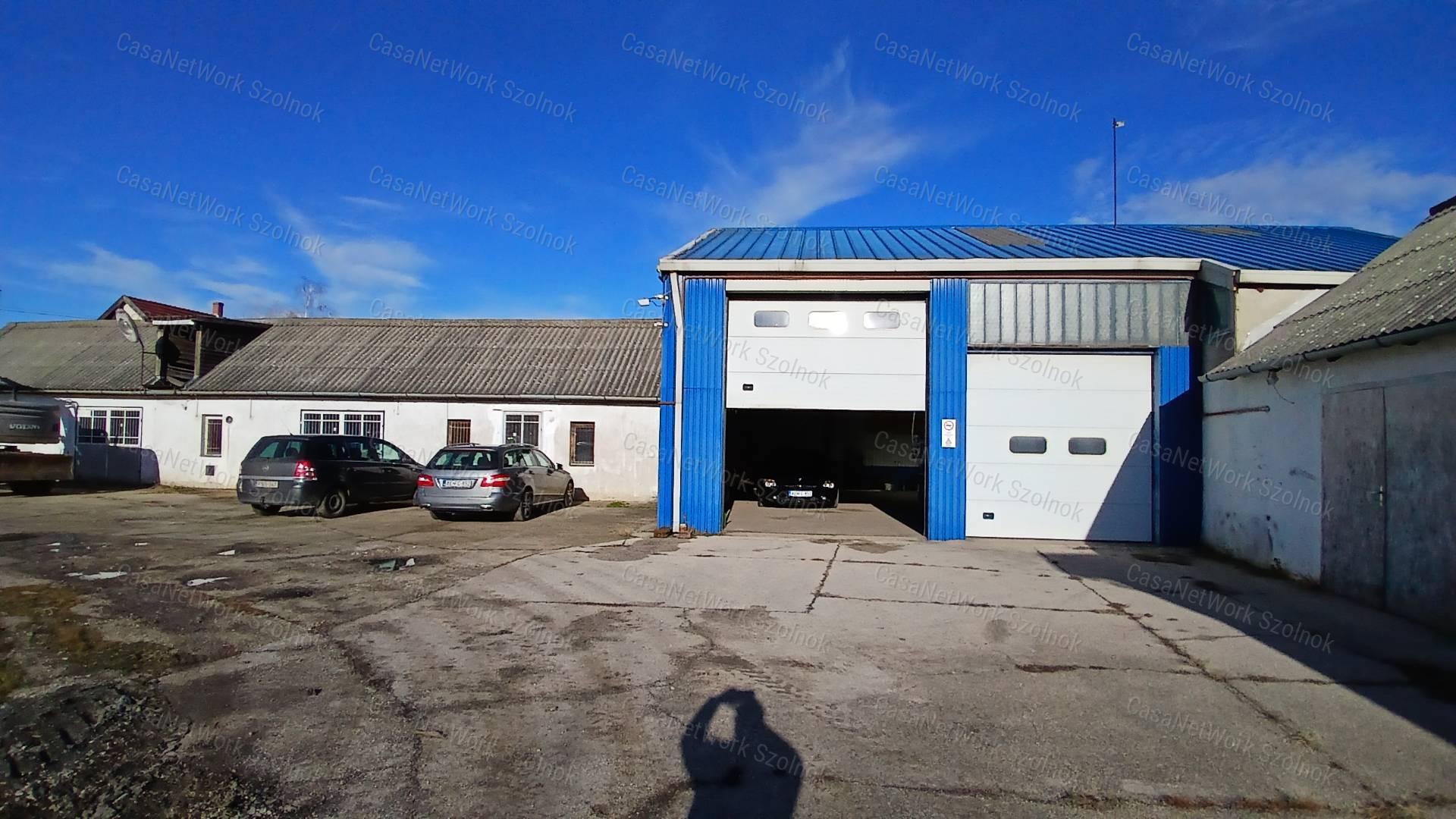 Eladó Martfűn egy 2932 m2-es telephely 407m2-es ipari épülettel.
