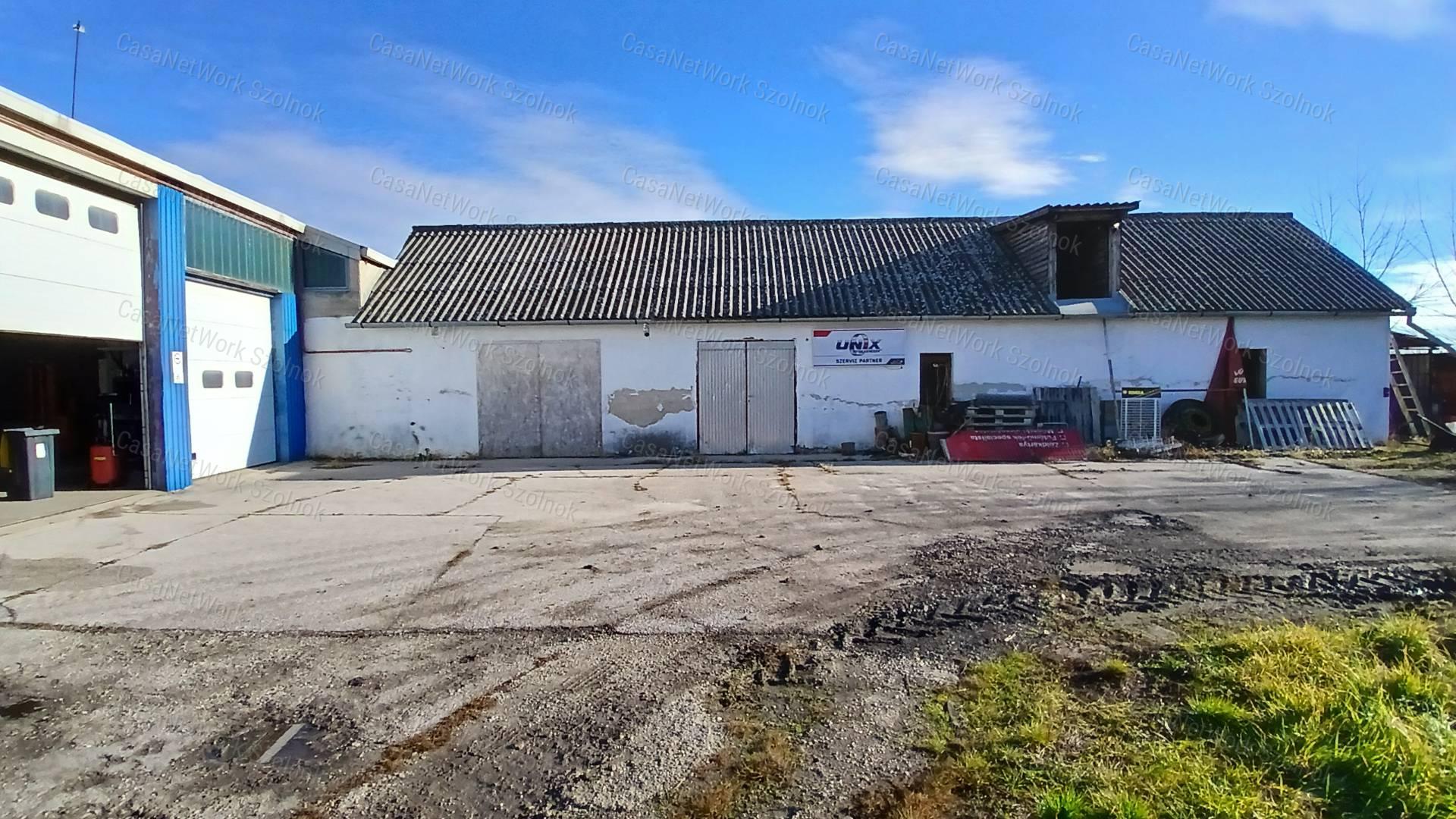 Eladó Martfűn egy 2932 m2-es telephely 407m2-es ipari épülettel.