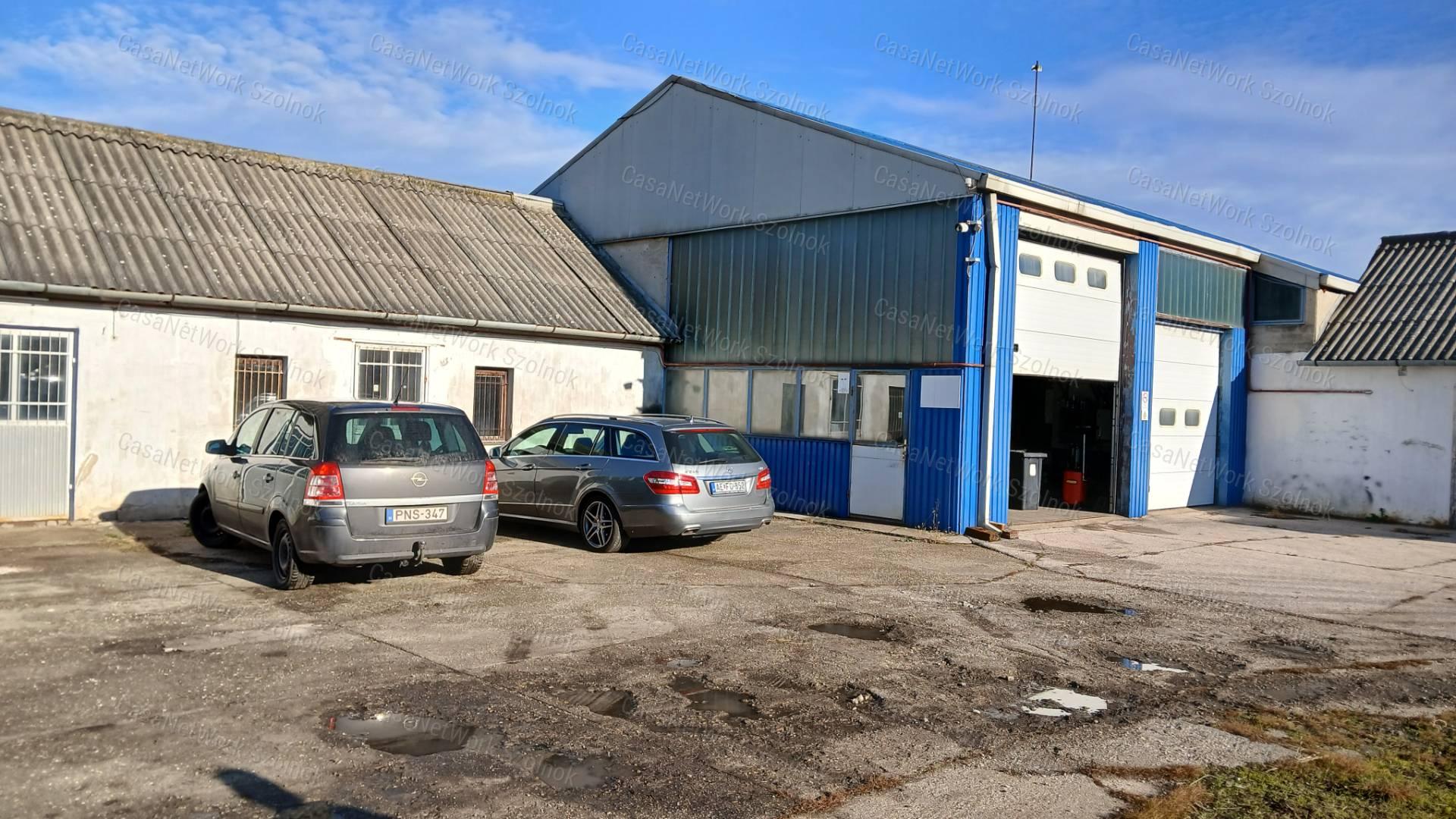 Eladó Martfűn egy 2932 m2-es telephely 407m2-es ipari épülettel.