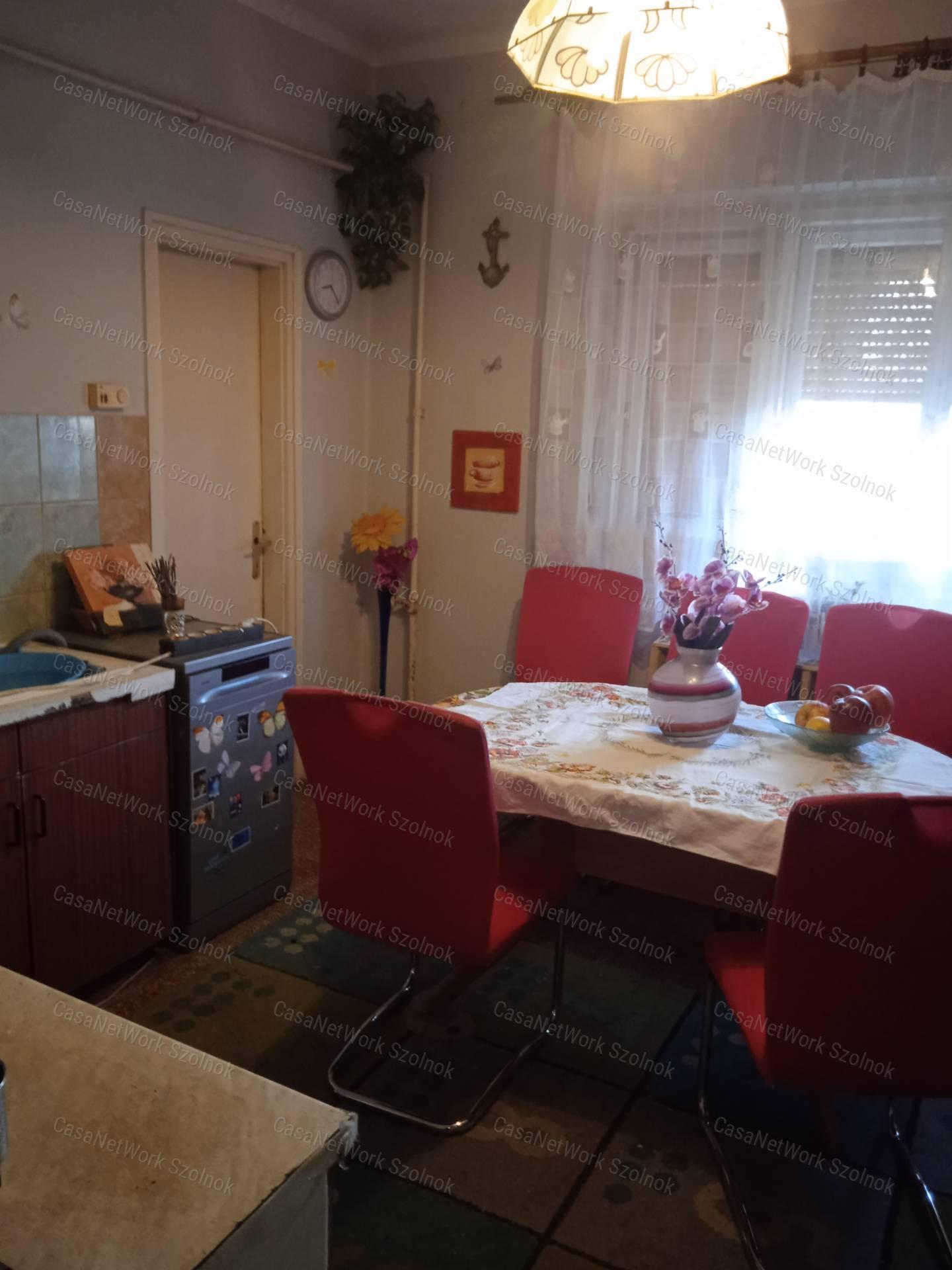 Kunhegyesen eladó három szobás tégla építésű családi ház!