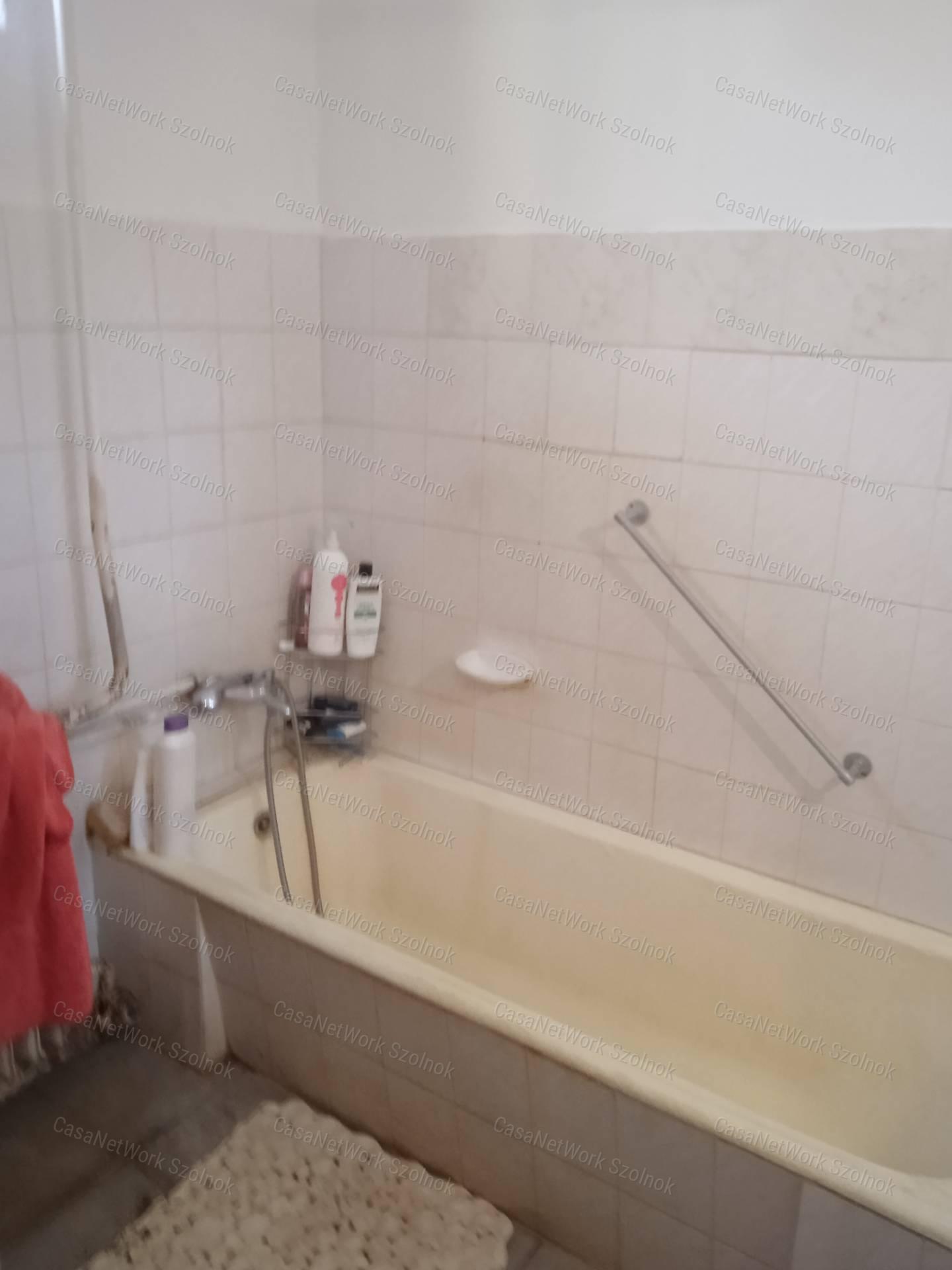 Kunhegyesen eladó három szobás tégla építésű családi ház!