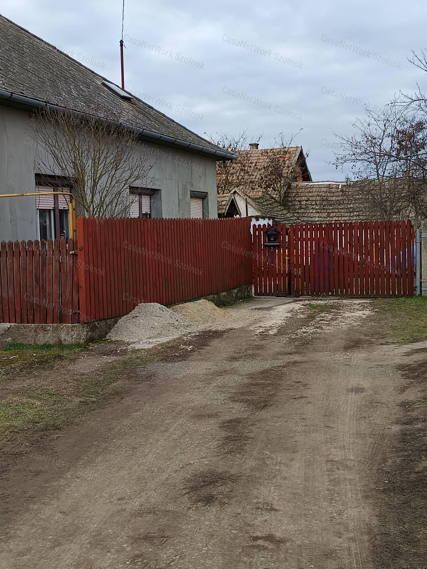 Kunhegyesen eladó három szobás tégla építésű családi ház!