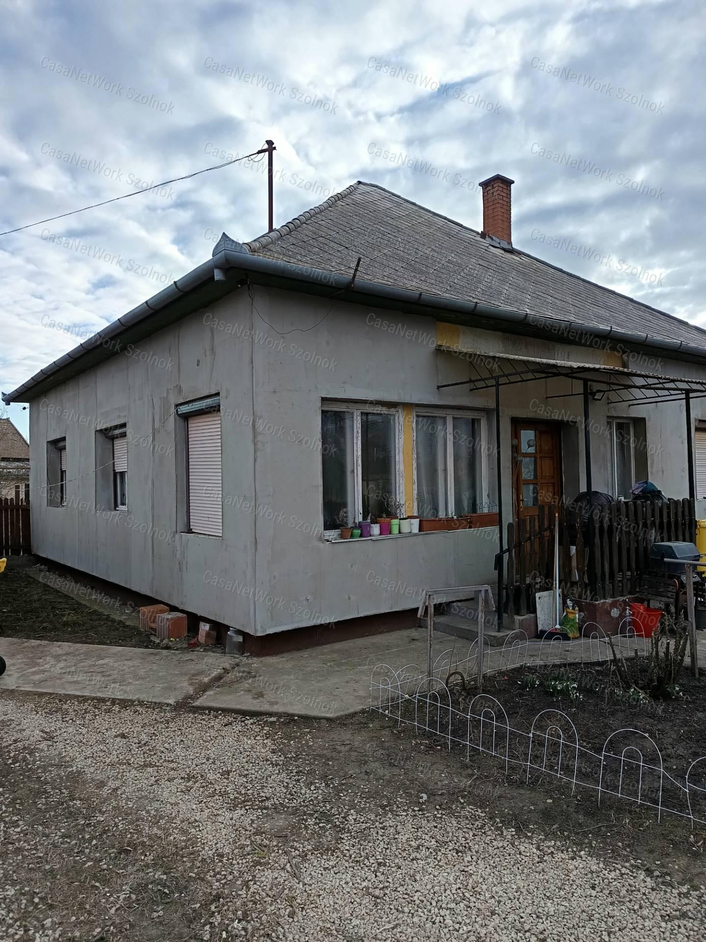 Kunhegyesen eladó három szobás tégla építésű családi ház!