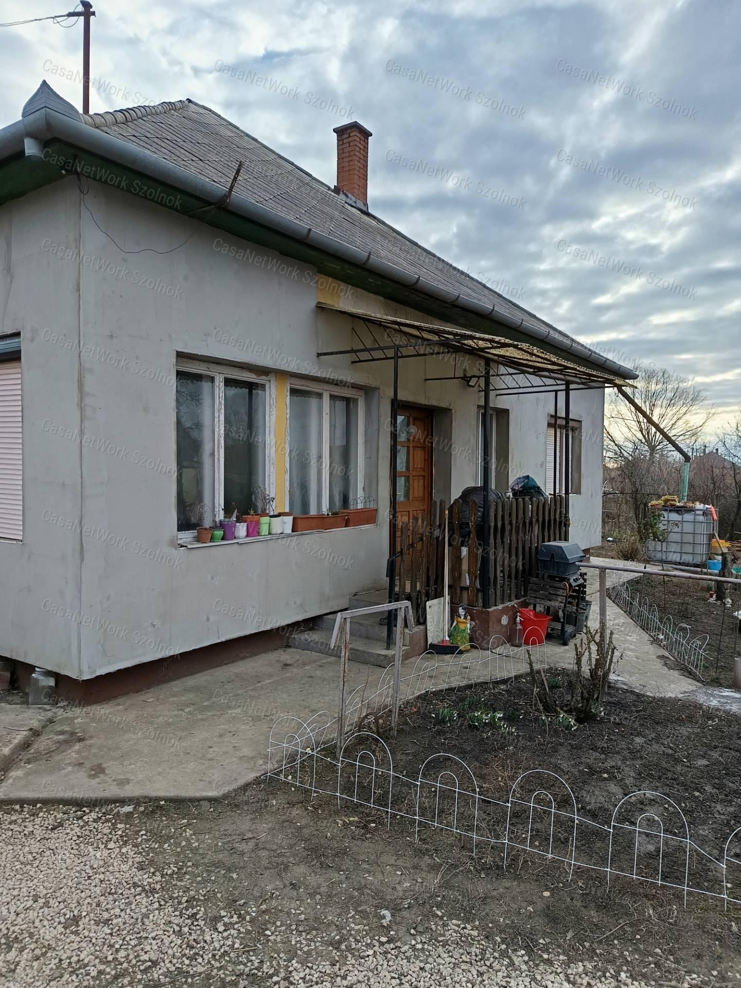 Kunhegyesen eladó három szobás tégla építésű családi ház!
