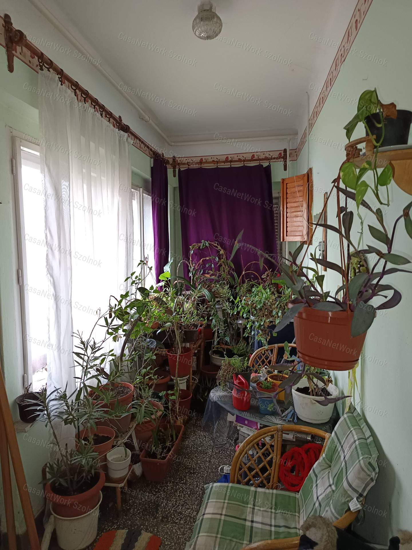 Kunhegyesen eladó három szobás tégla építésű családi ház!