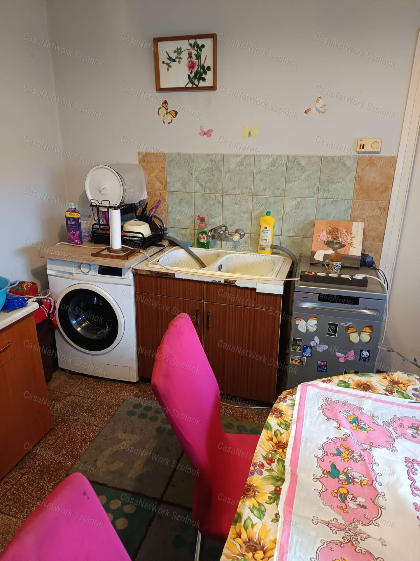 Kunhegyesen eladó három szobás tégla építésű családi ház!