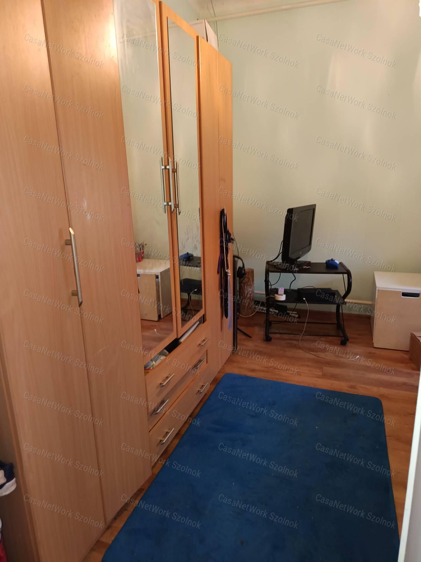 Kunhegyesen eladó három szobás tégla építésű családi ház!