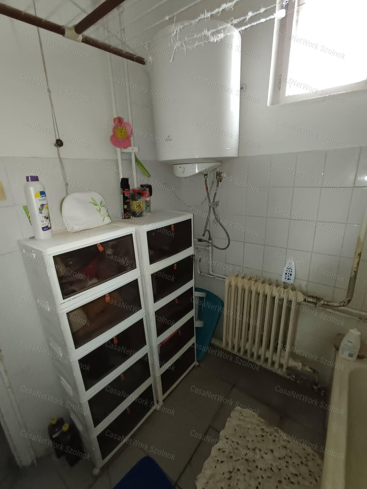 Kunhegyesen eladó három szobás tégla építésű családi ház!