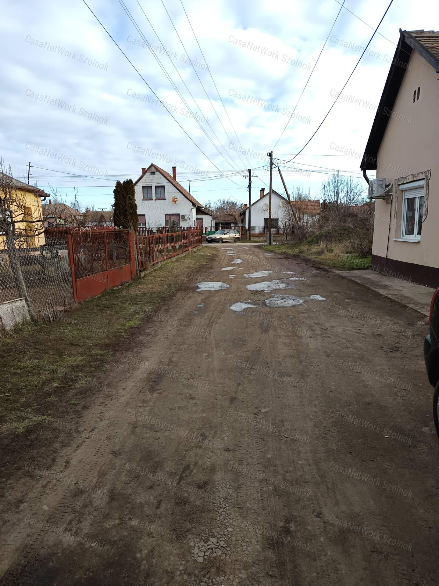 Kunhegyesen eladó három szobás tégla építésű családi ház!