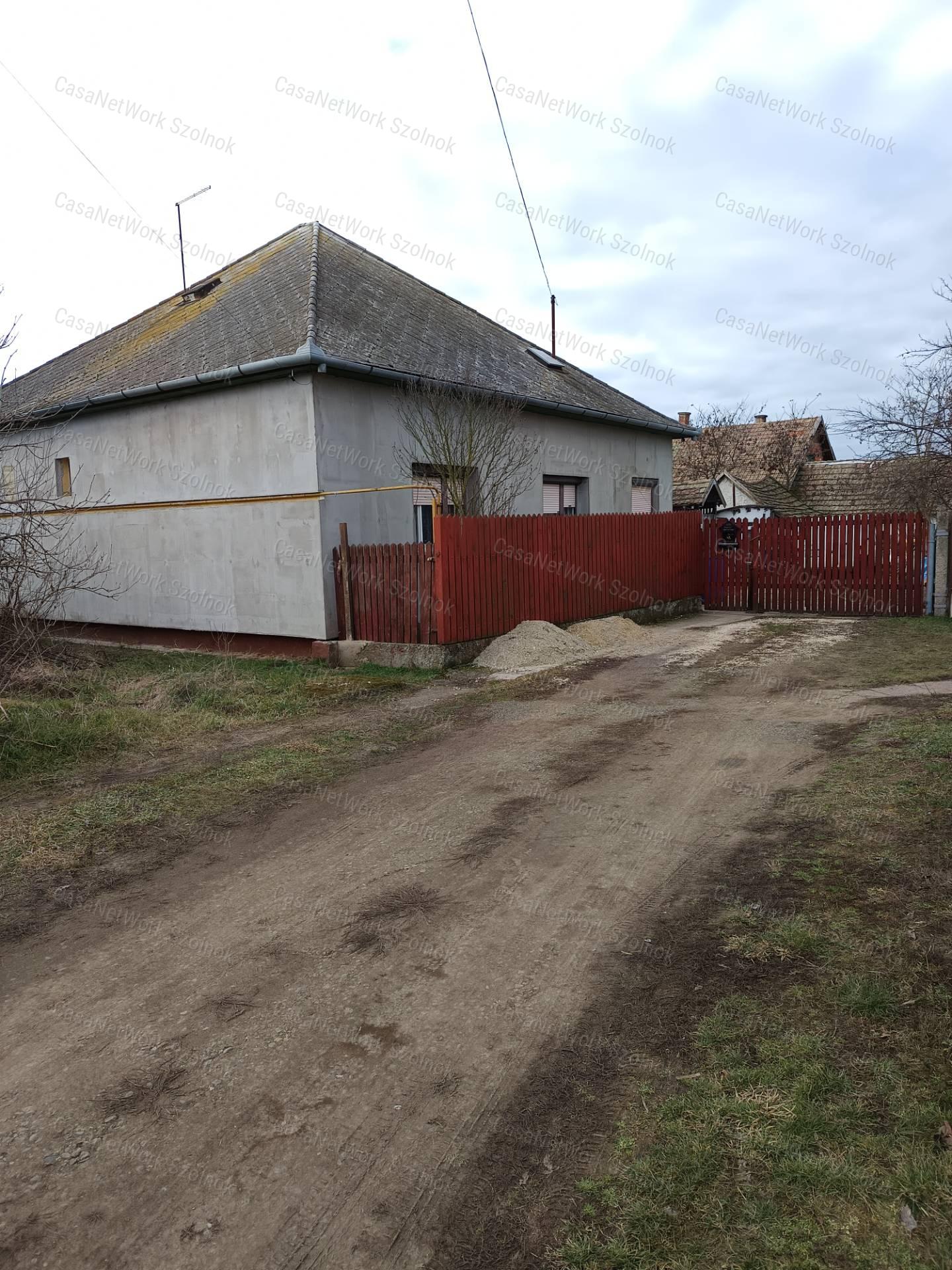 Kunhegyesen eladó három szobás,  alakítható  családi ház!