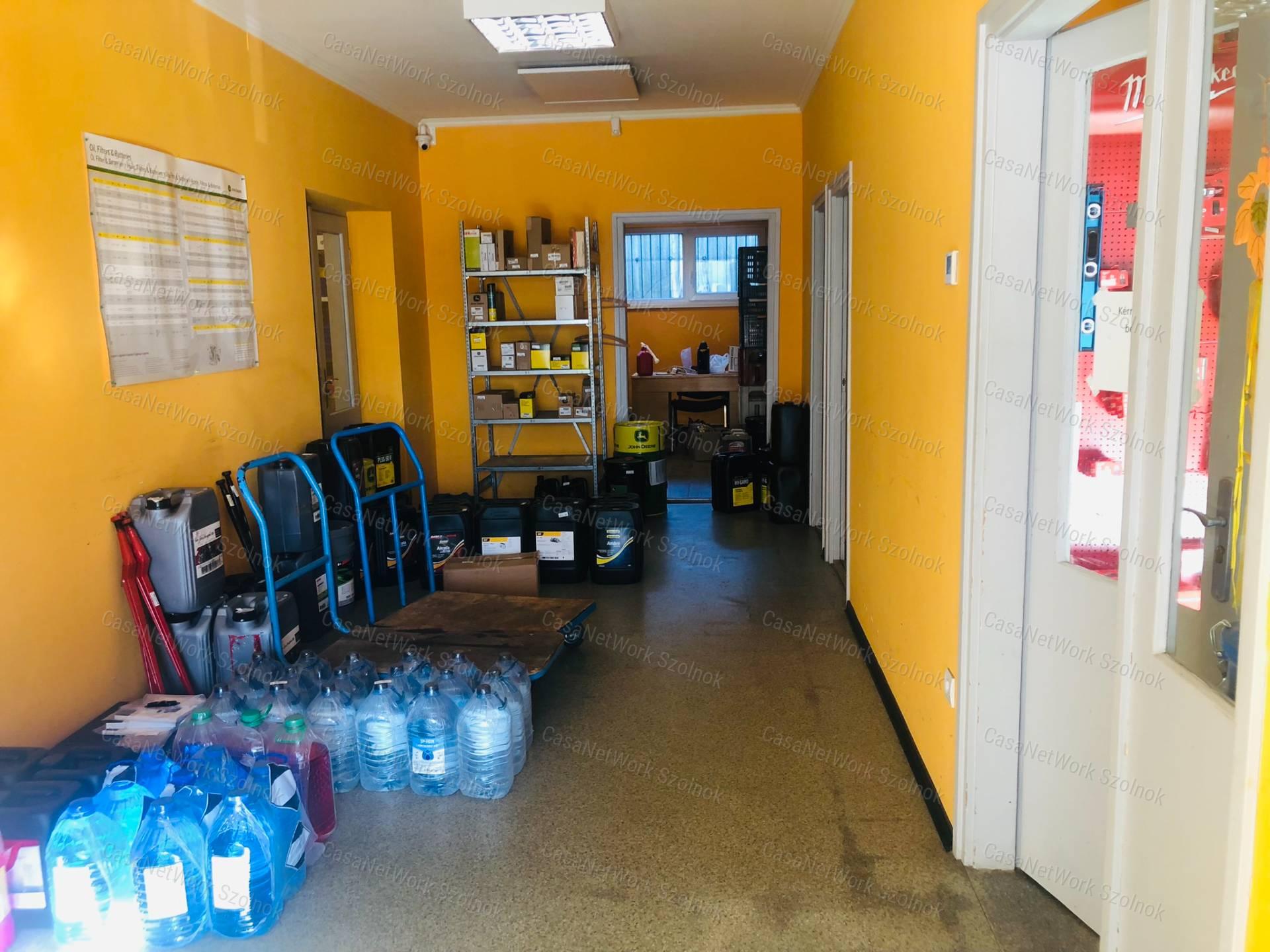 ELADÓ üzlethelyiség Nagykáta frekventált részén