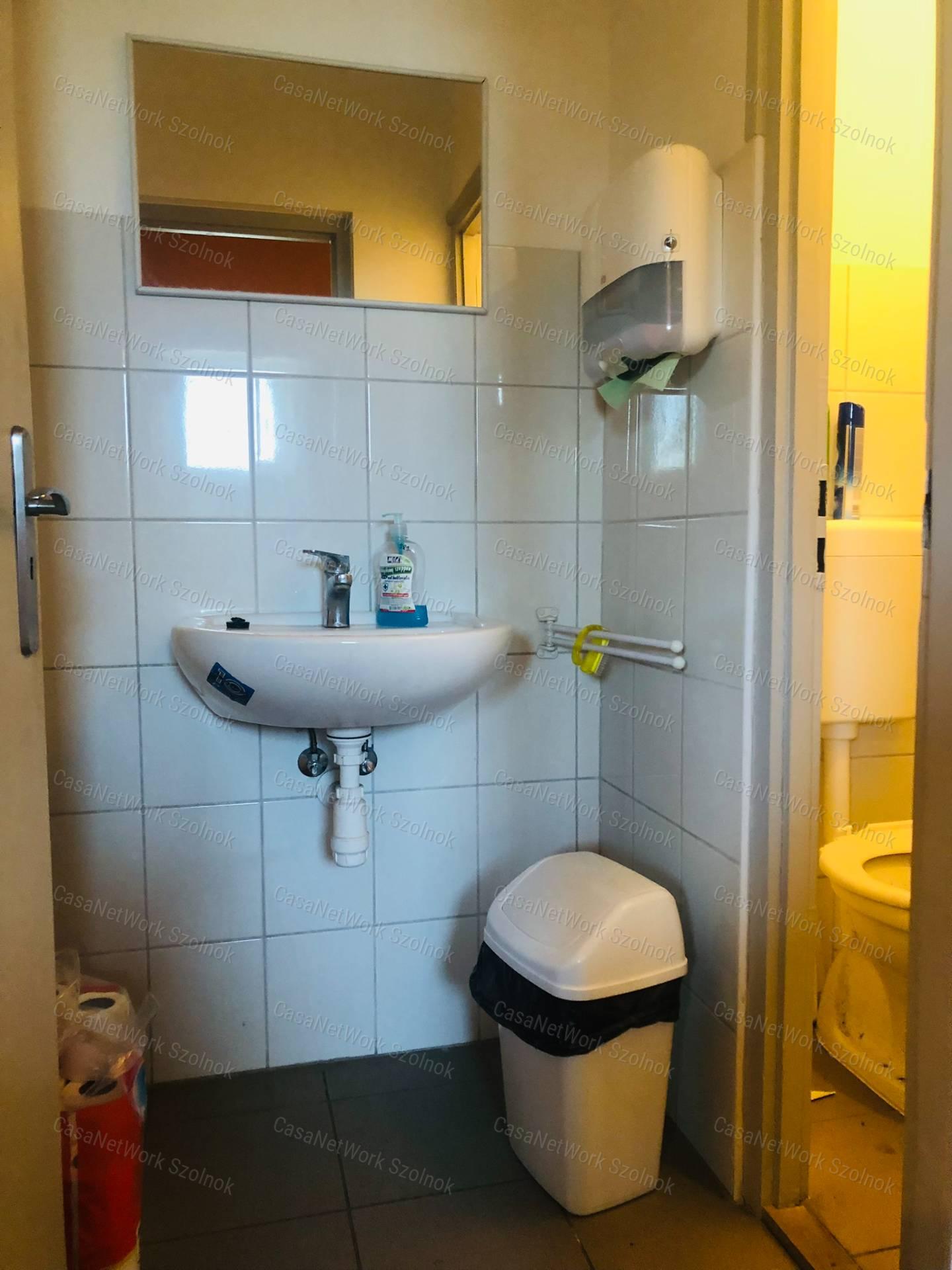 ELADÓ üzlethelyiség Nagykáta frekventált részén