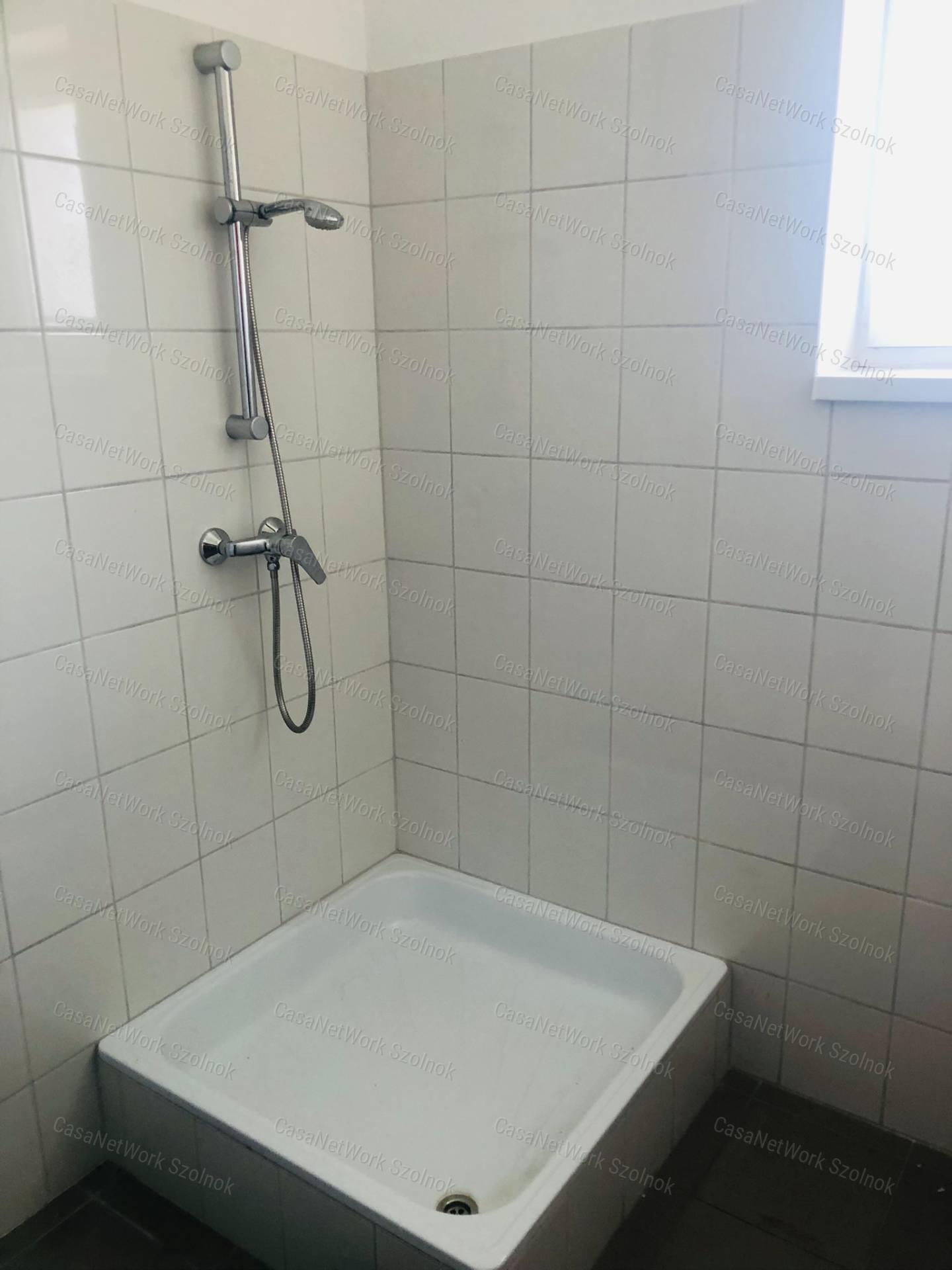 ELADÓ üzlethelyiség Nagykáta frekventált részén