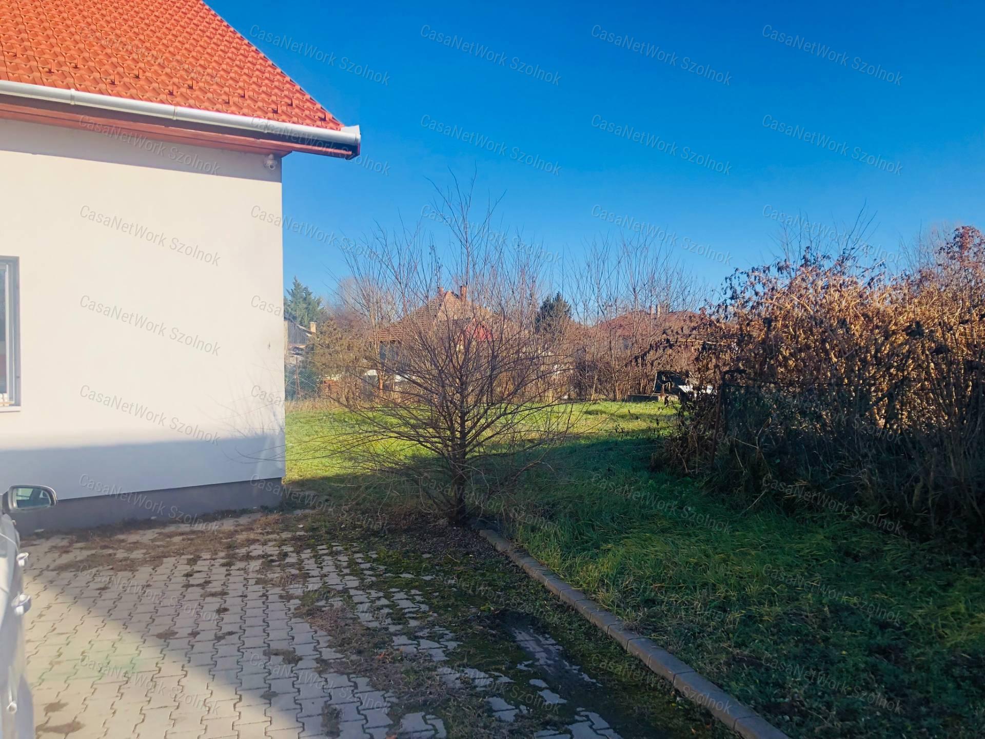 ELADÓ üzlethelyiség Nagykáta frekventált részén