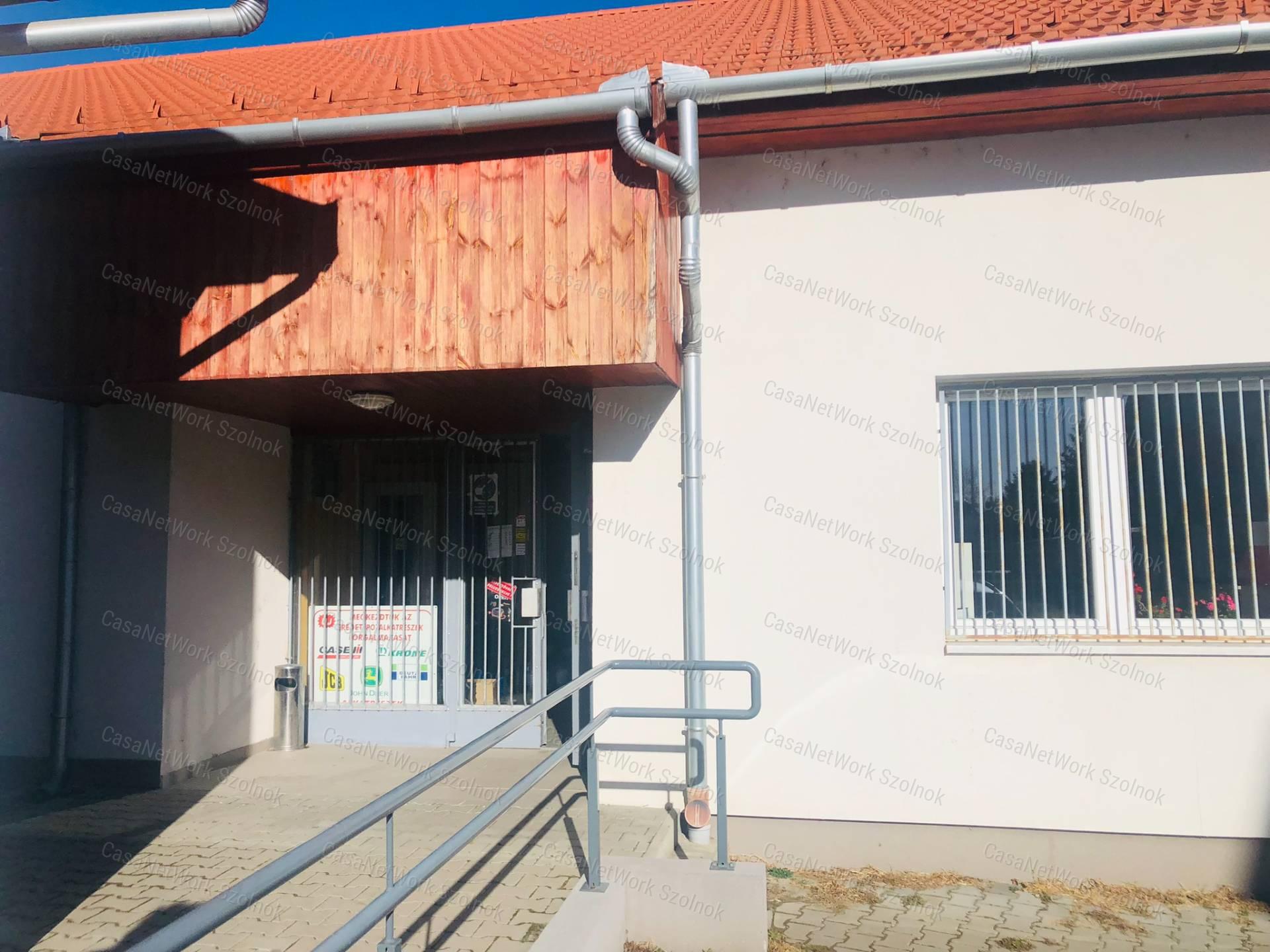 ELADÓ üzlethelyiség Nagykáta frekventált részén
