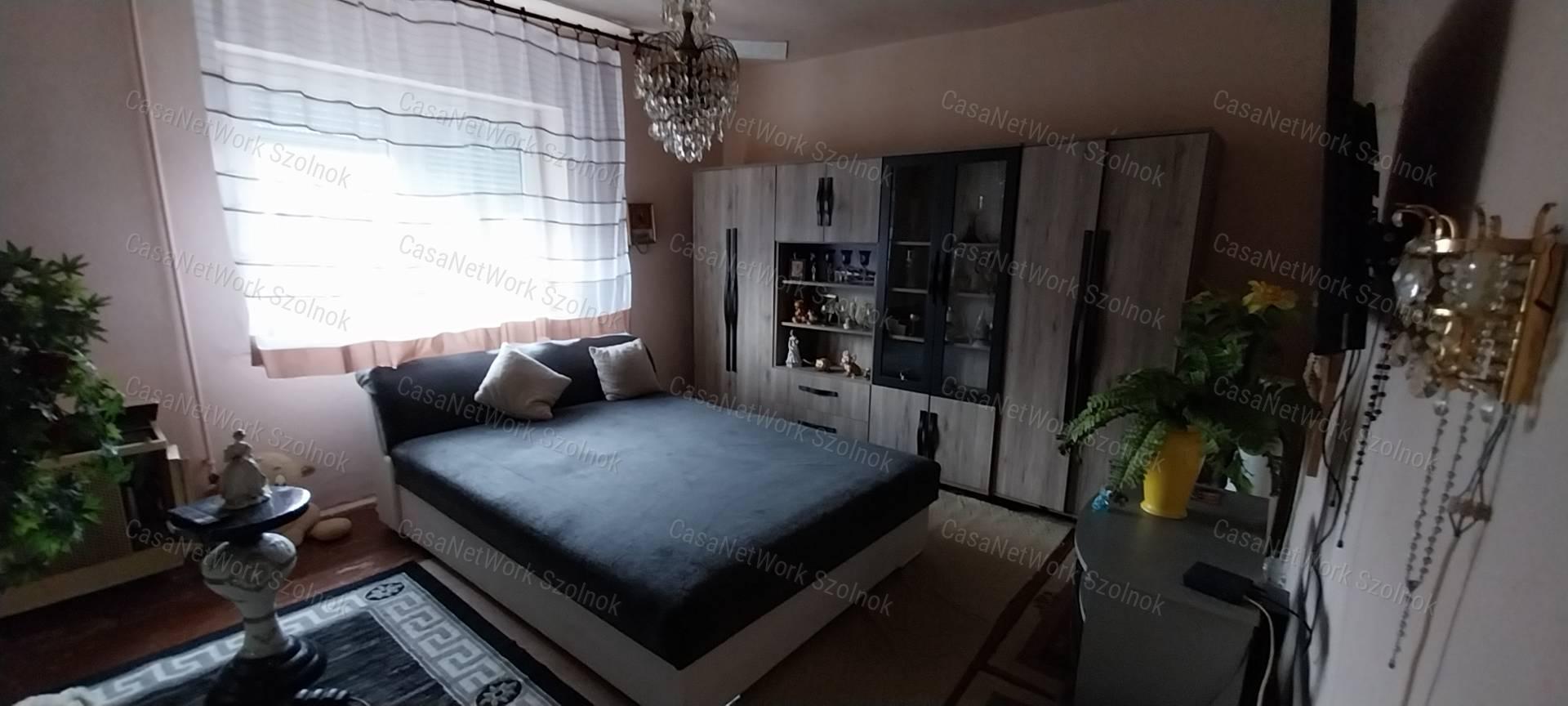 Szolnokon eladó kertes ház