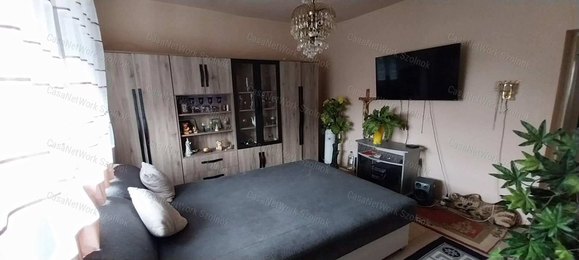 Szolnokon eladó kertes ház