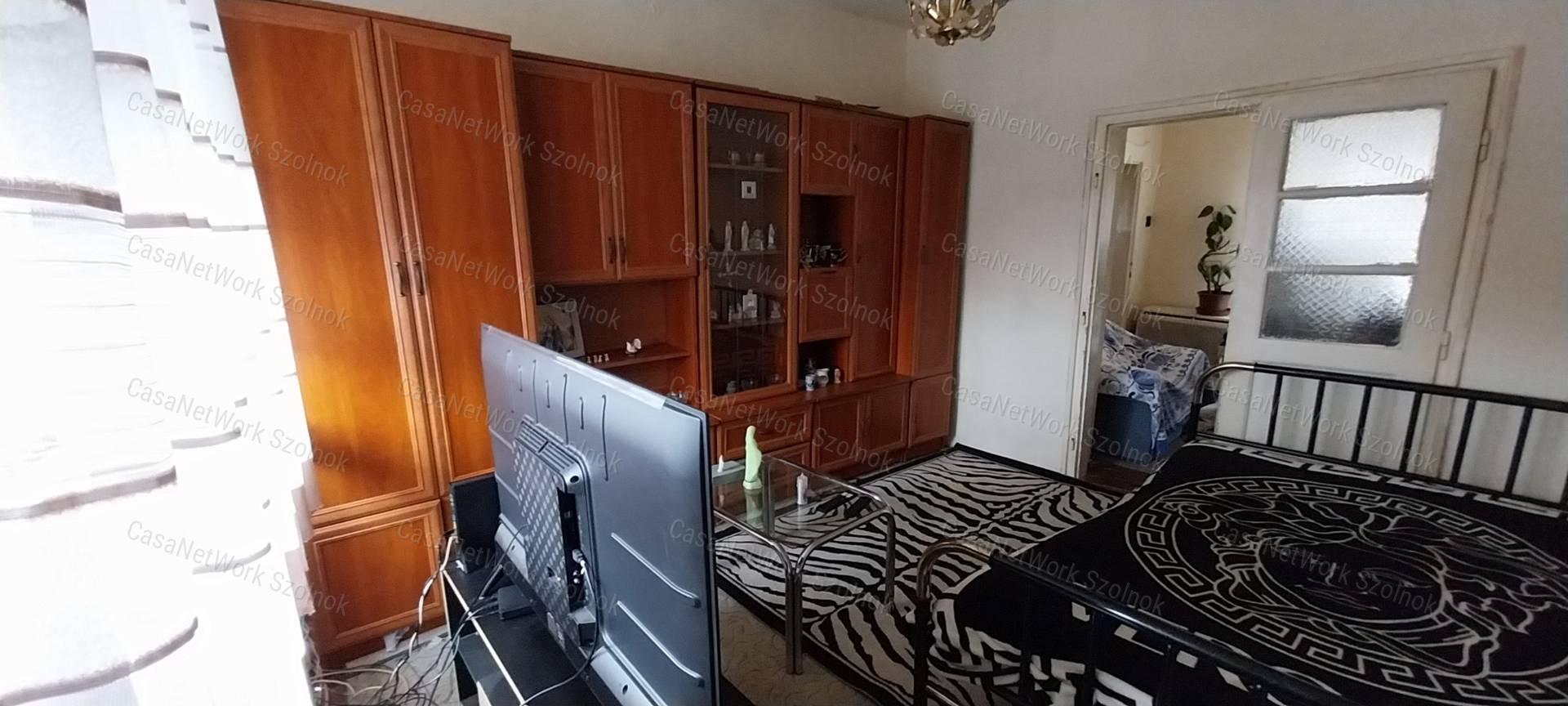 Szolnokon eladó kertes ház