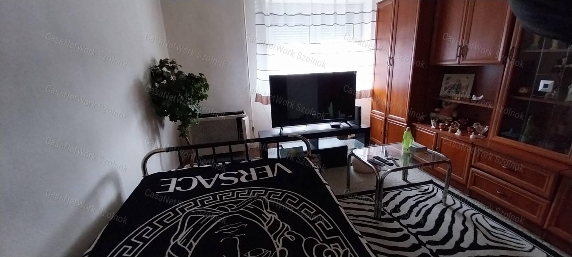 Szolnokon eladó kertes ház