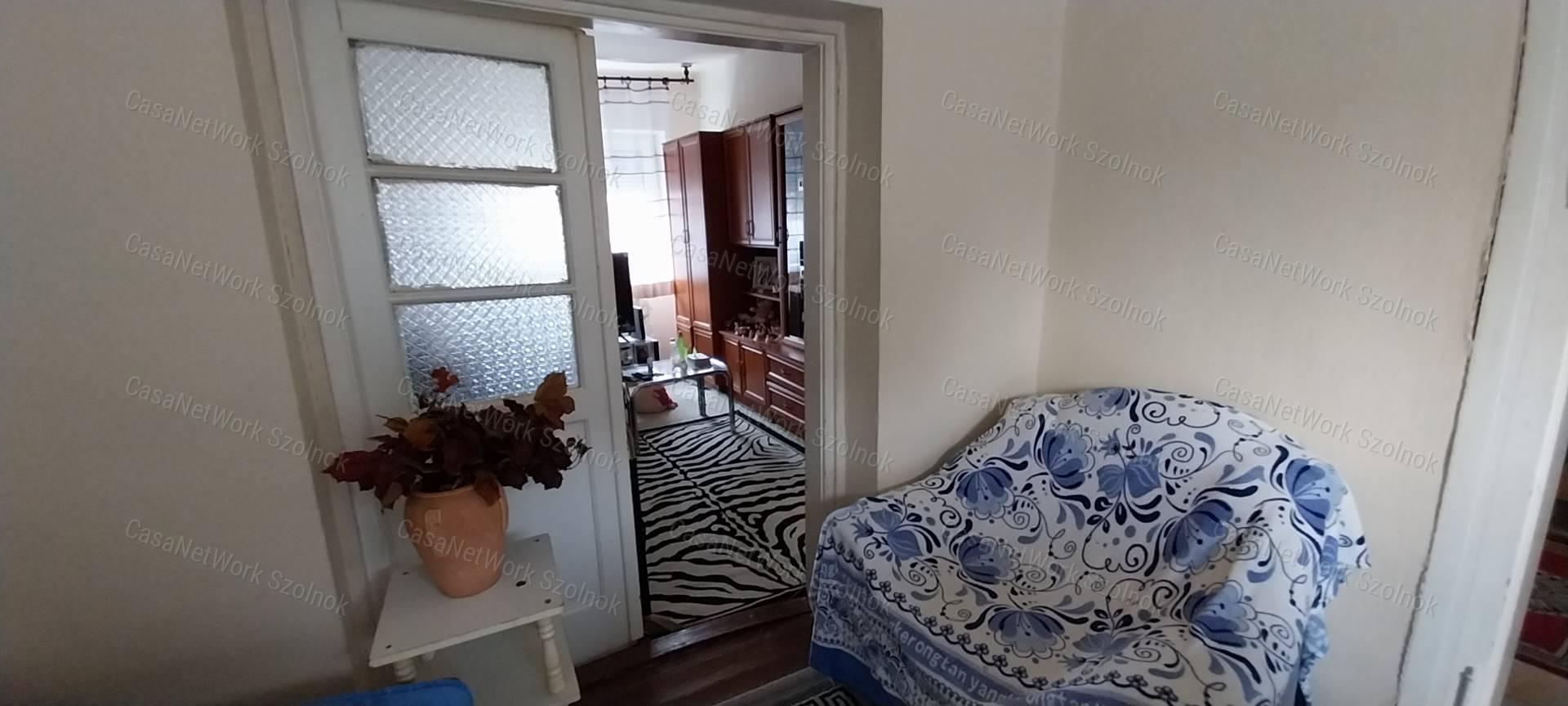 Szolnokon eladó kertes ház