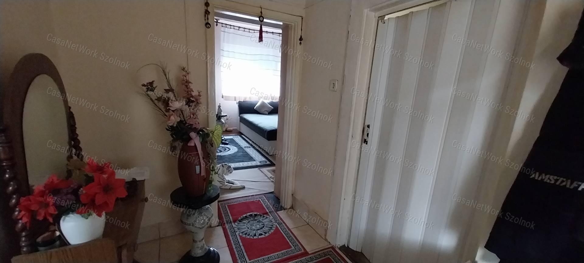 Szolnokon eladó kertes ház