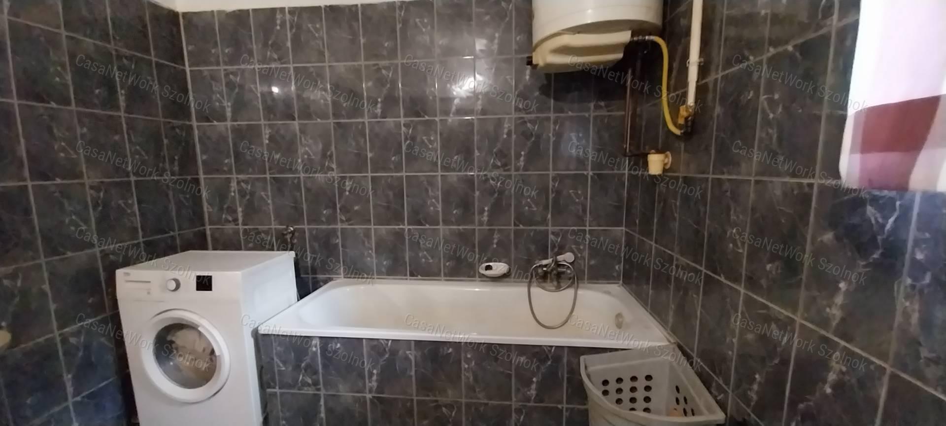 Szolnokon eladó kertes ház