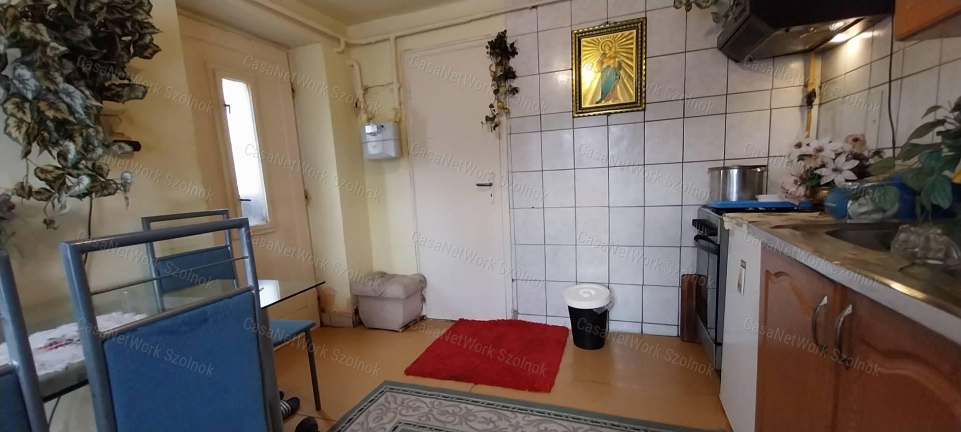 Szolnokon eladó kertes ház