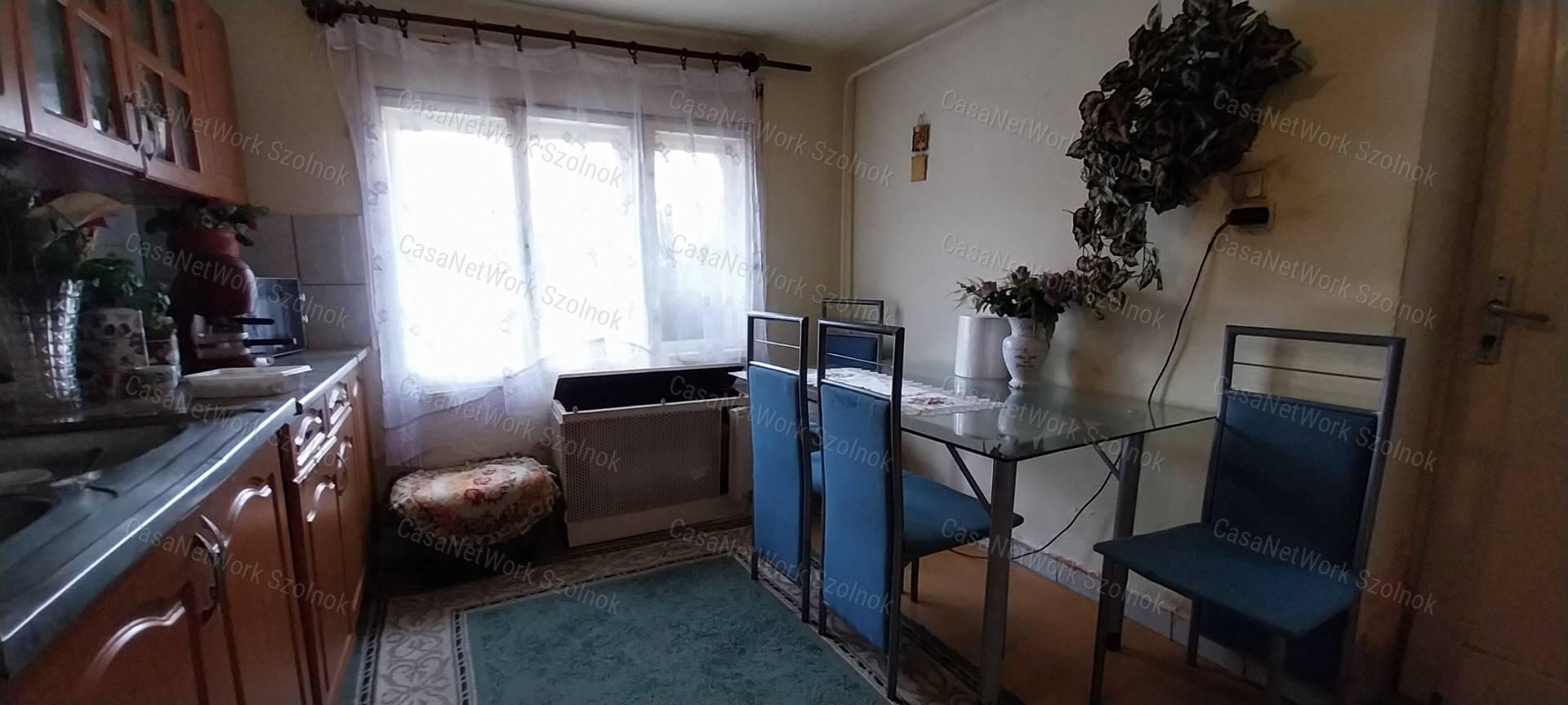 Szolnokon eladó kertes ház