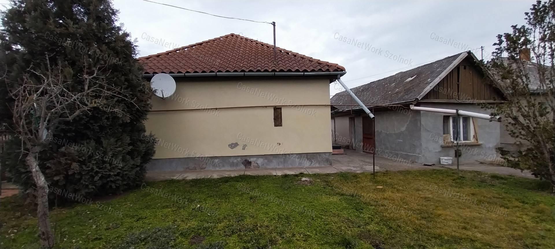 Szolnokon eladó kertes ház