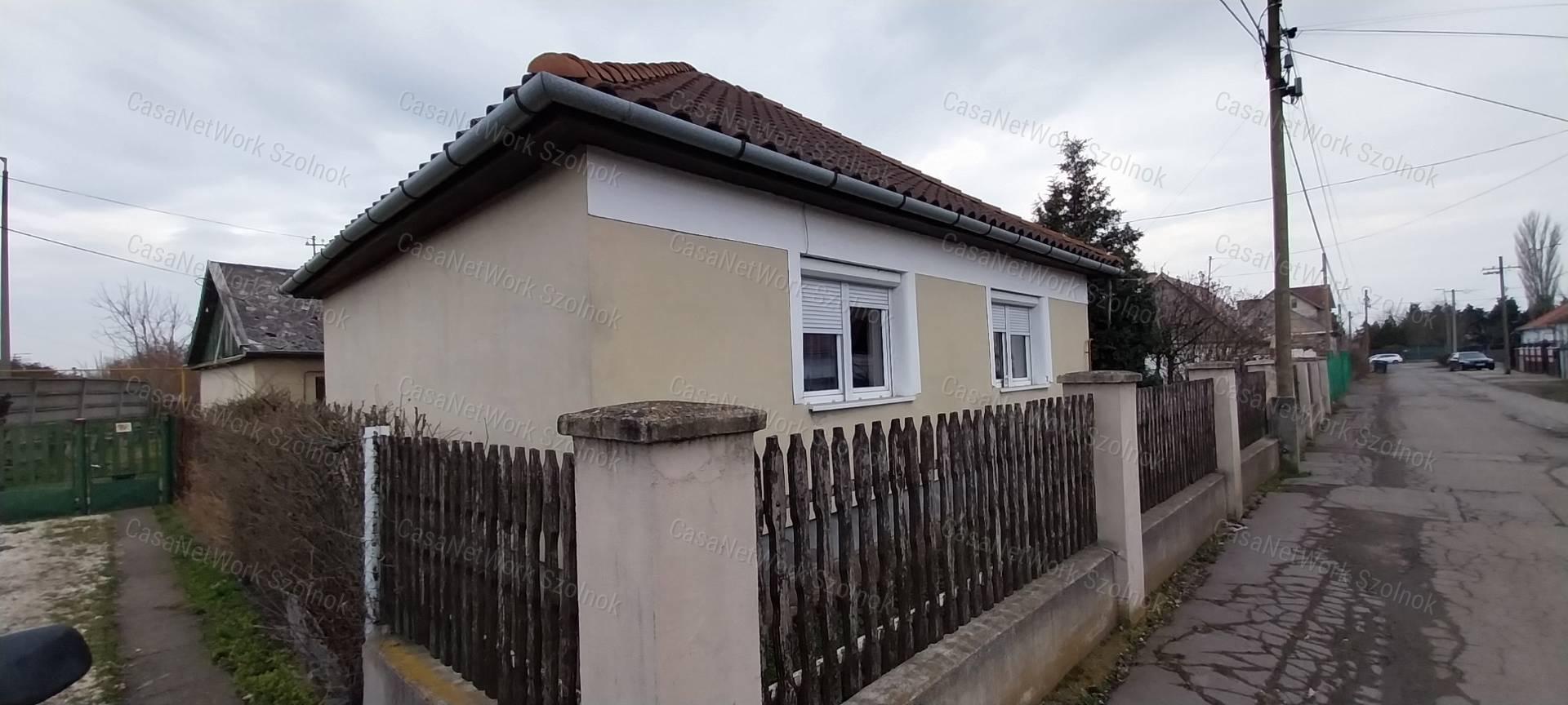 Szolnokon eladó kertes ház