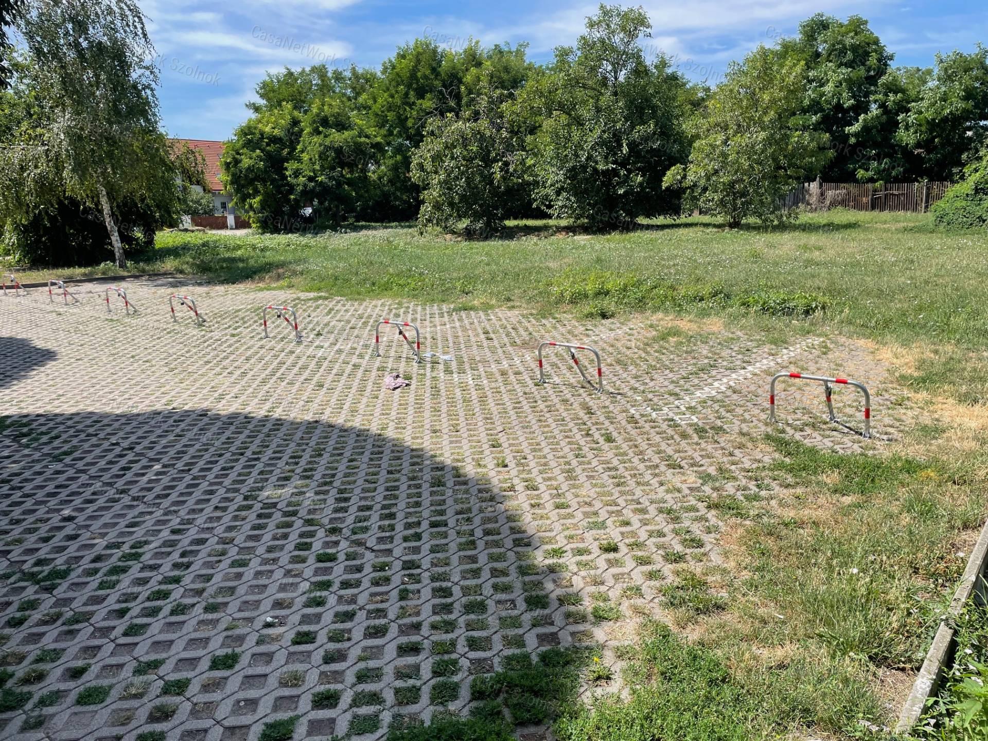 ELADÓ Törökszentmiklós központjában 19 parkolóhely
