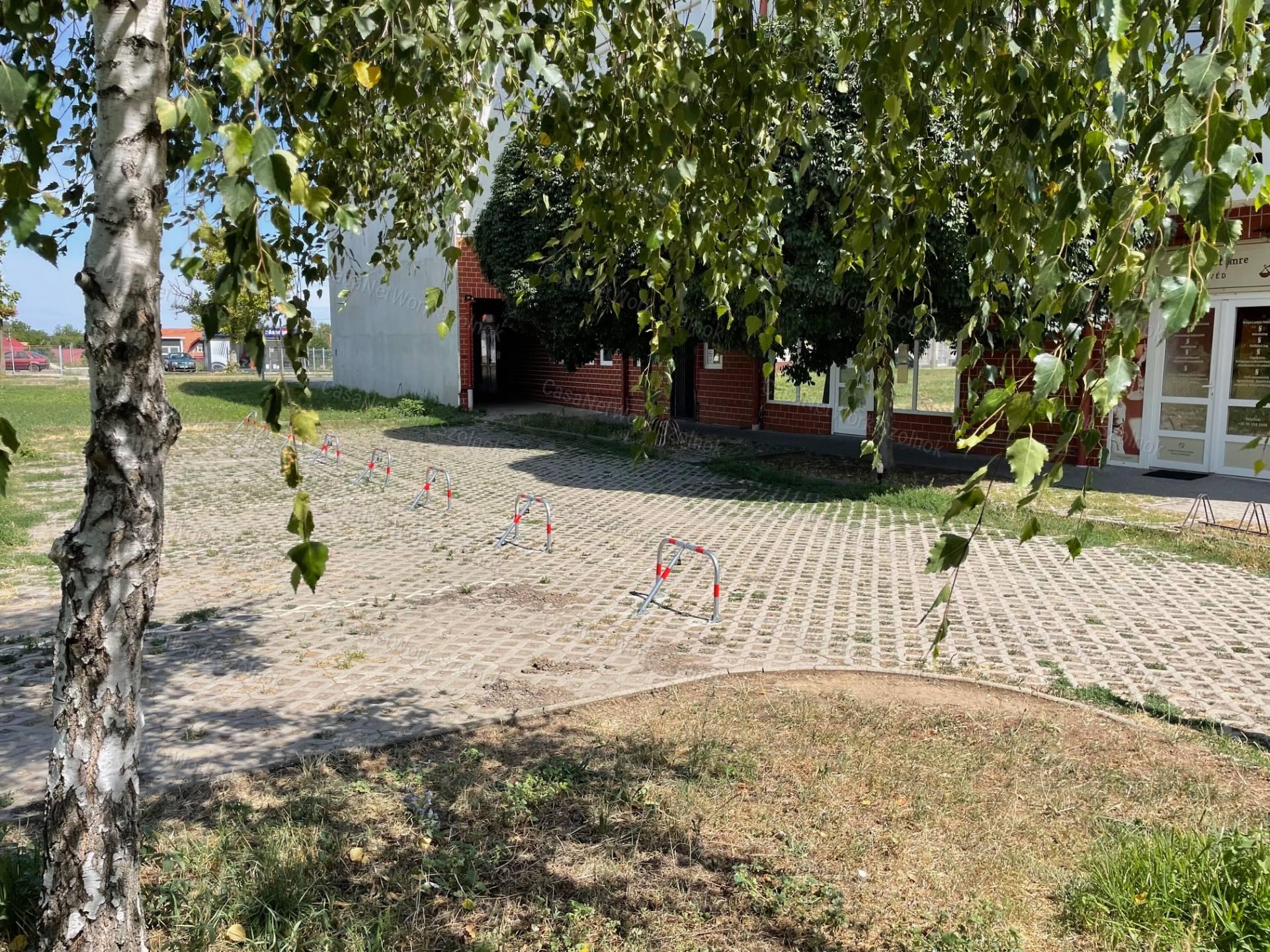 ELADÓ Törökszentmiklós központjában 19 parkolóhely