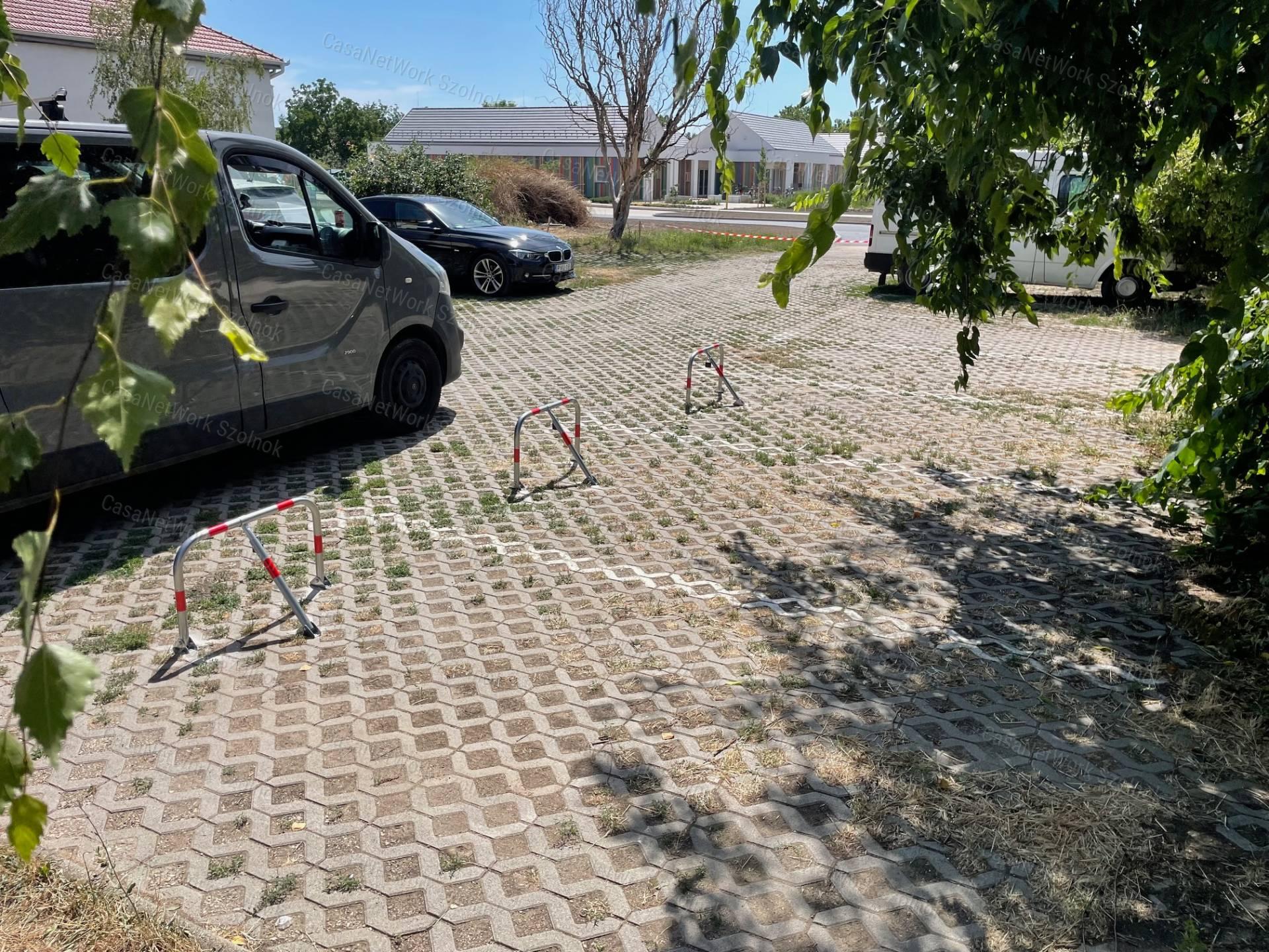 ELADÓ Törökszentmiklós központjában 19 parkolóhely