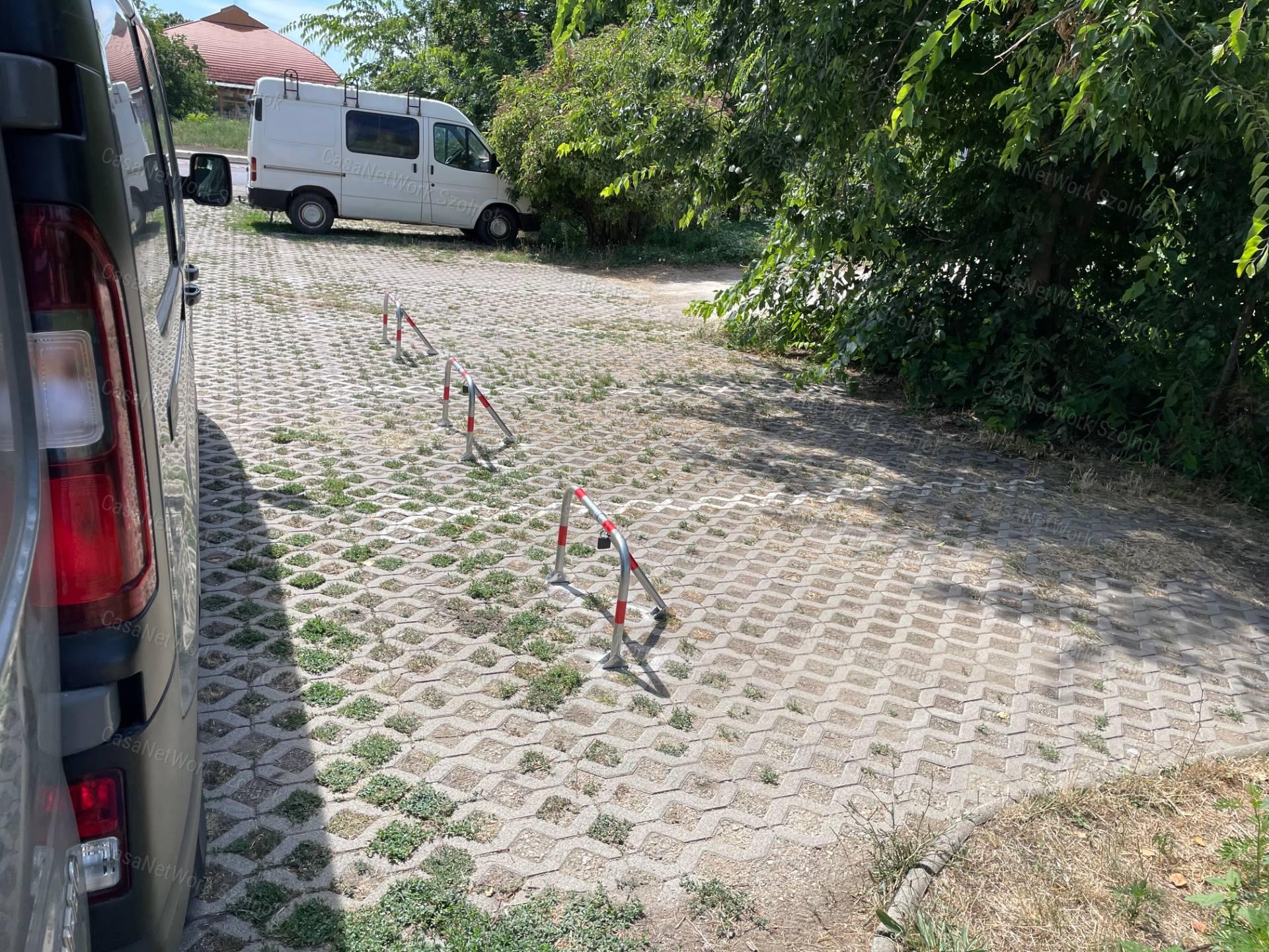 ELADÓ Törökszentmiklós központjában 19 parkolóhely