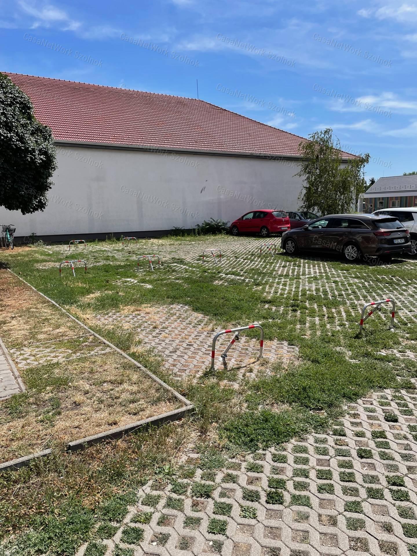 ELADÓ Törökszentmiklós központjában 19 parkolóhely