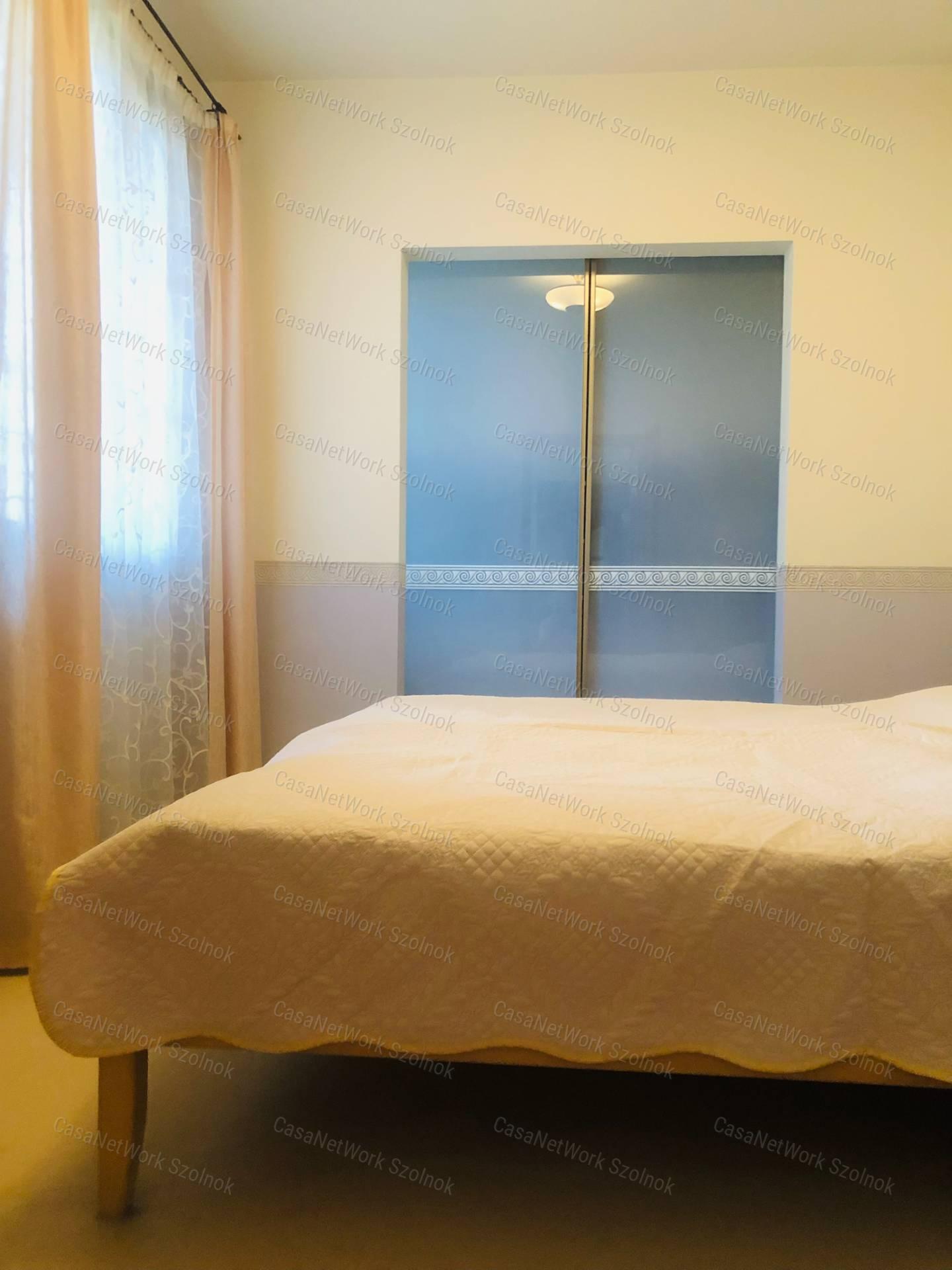 ELADÓ Szolnok Rózsadombon kivételes adottságú családi ház