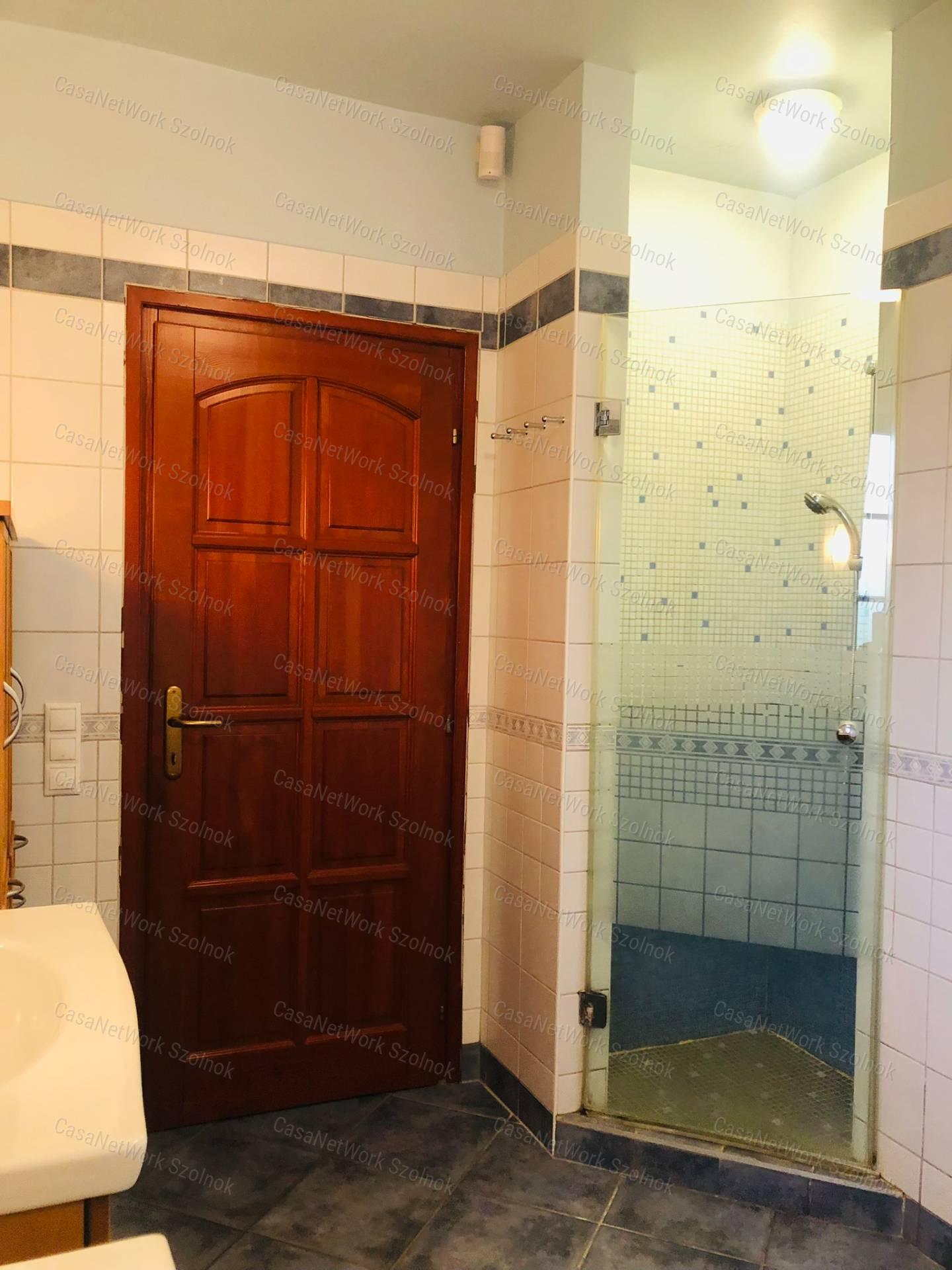 ELADÓ Szolnok Rózsadombon kivételes adottságú családi ház