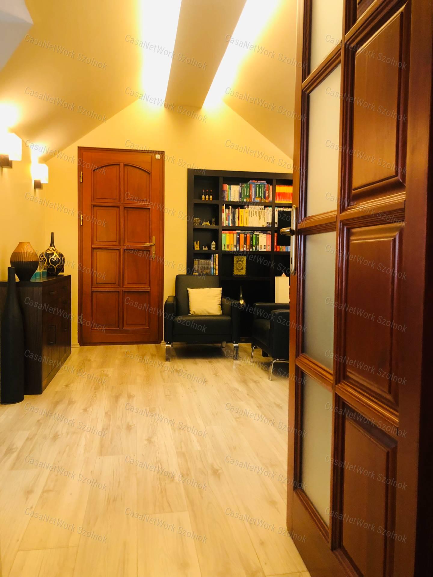 ELADÓ Szolnok Rózsadombon kivételes adottságú családi ház