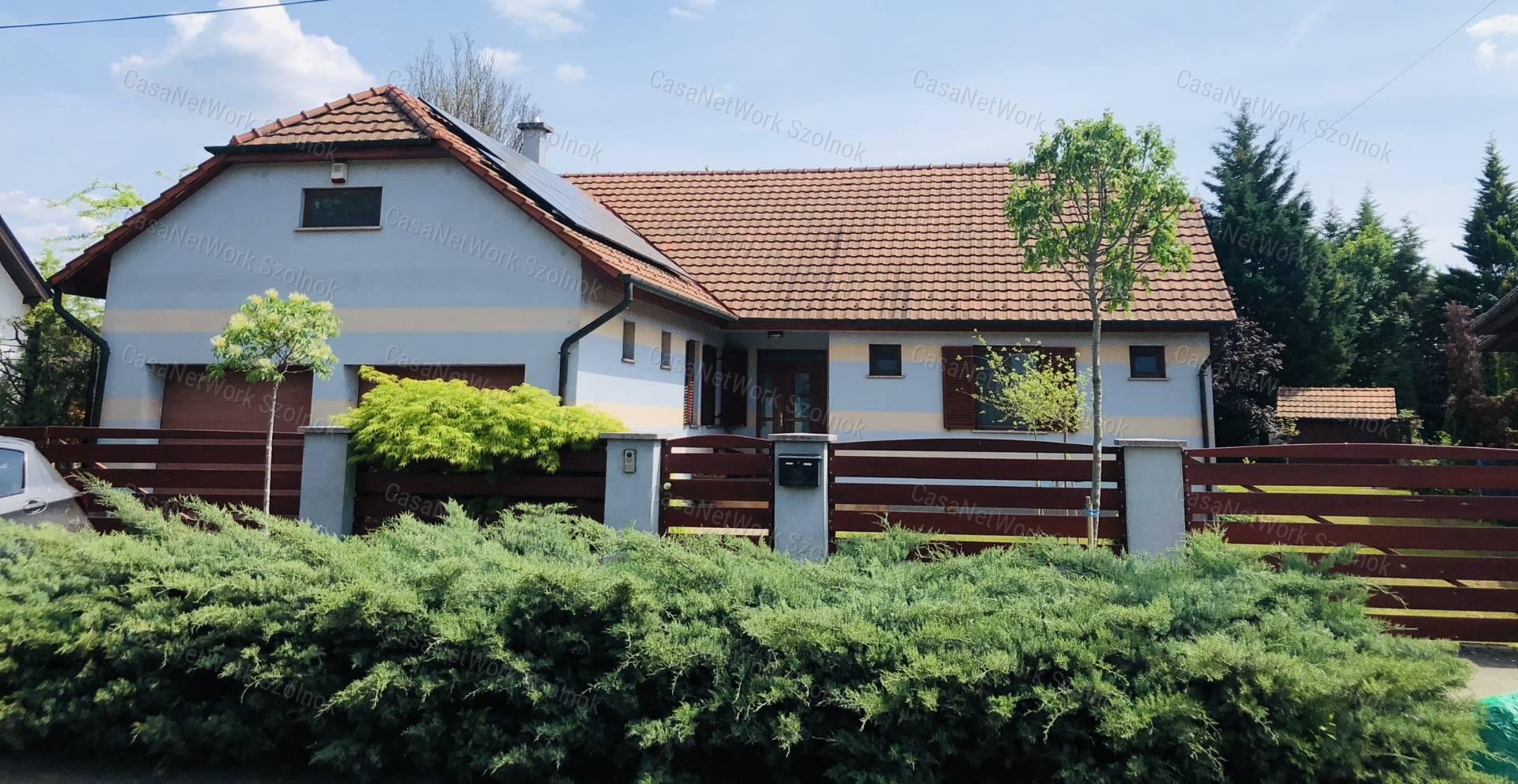 ELADÓ Szolnok Rózsadombon kivételes adottságú családi ház