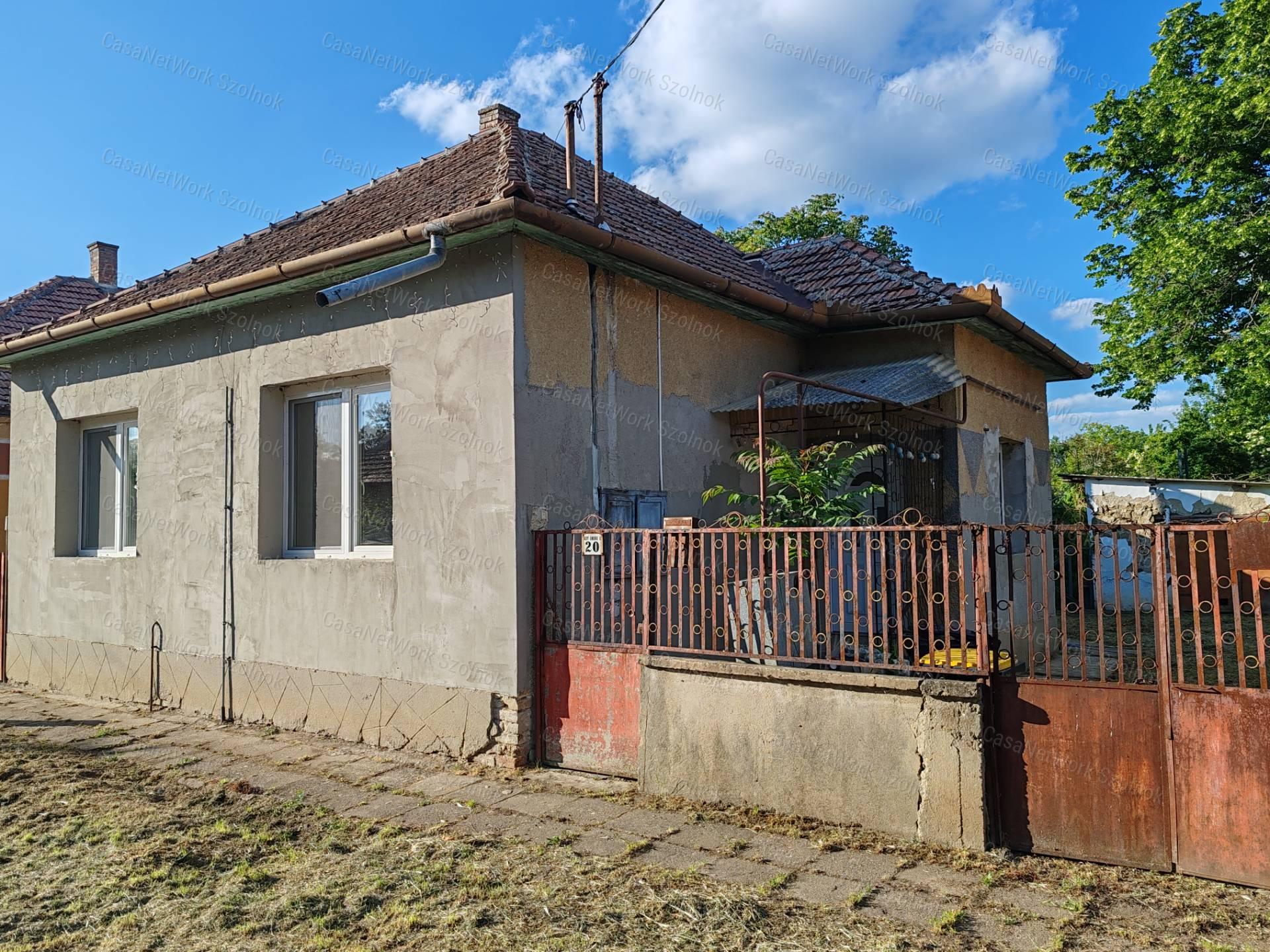 Kengyelen 80 nm-es, részben felújítandó családi ház eladó!