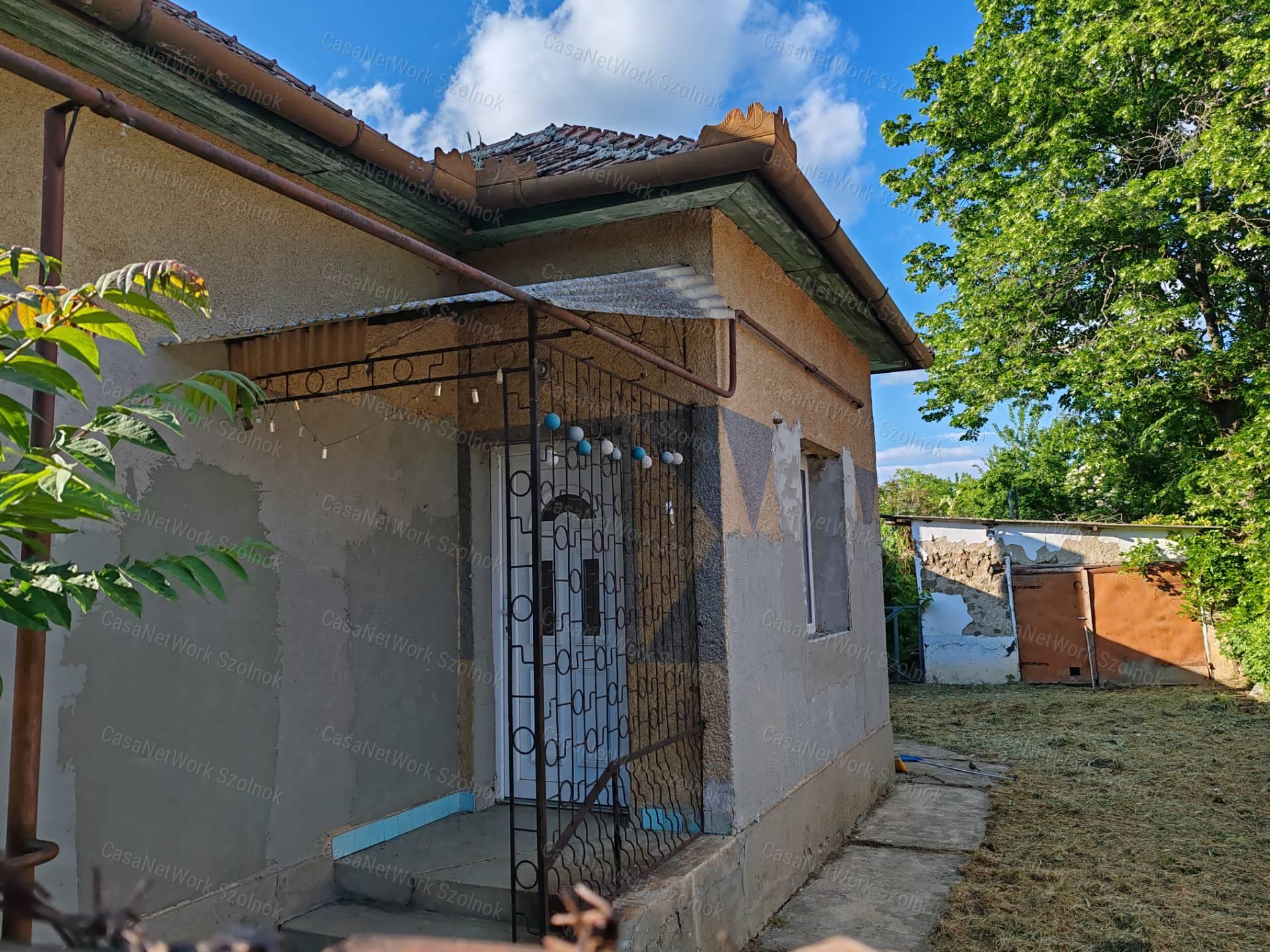 Kengyelen 80 nm-es, részben felújítandó családi ház eladó!