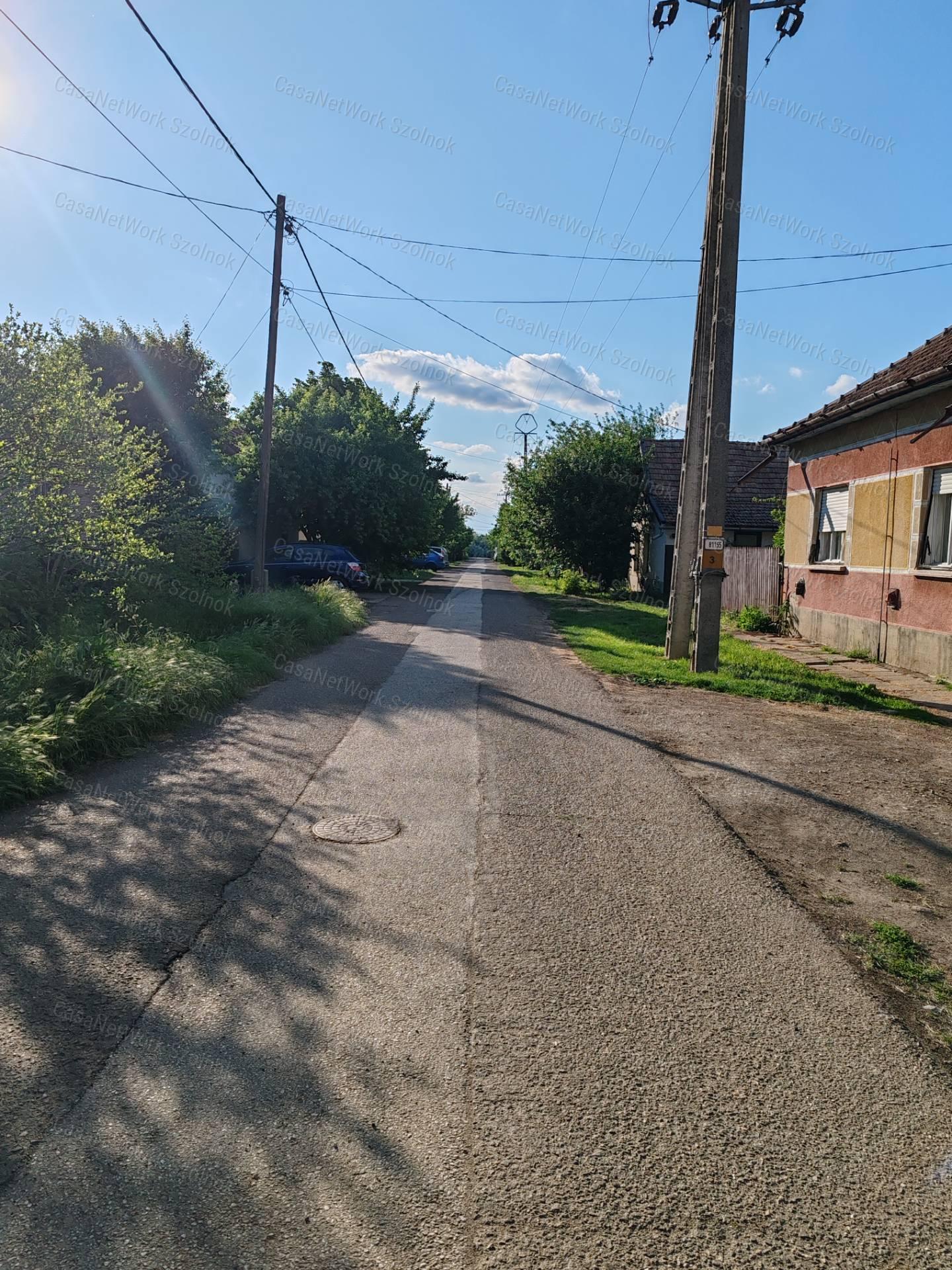 Kengyelen 80 nm-es, részben felújítandó családi ház eladó!