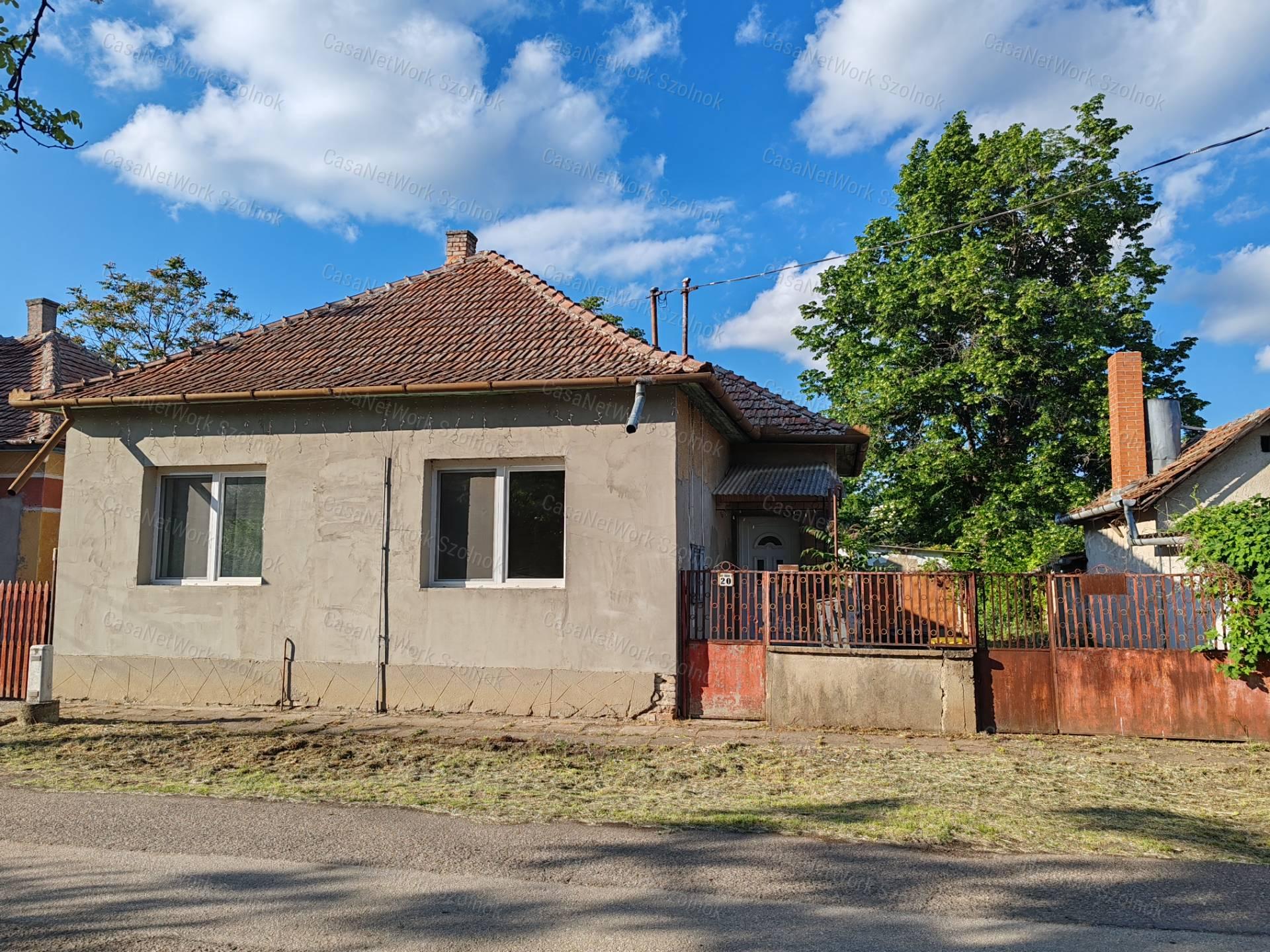 Kengyelen 80 nm-es, részben felújítandó családi ház eladó!