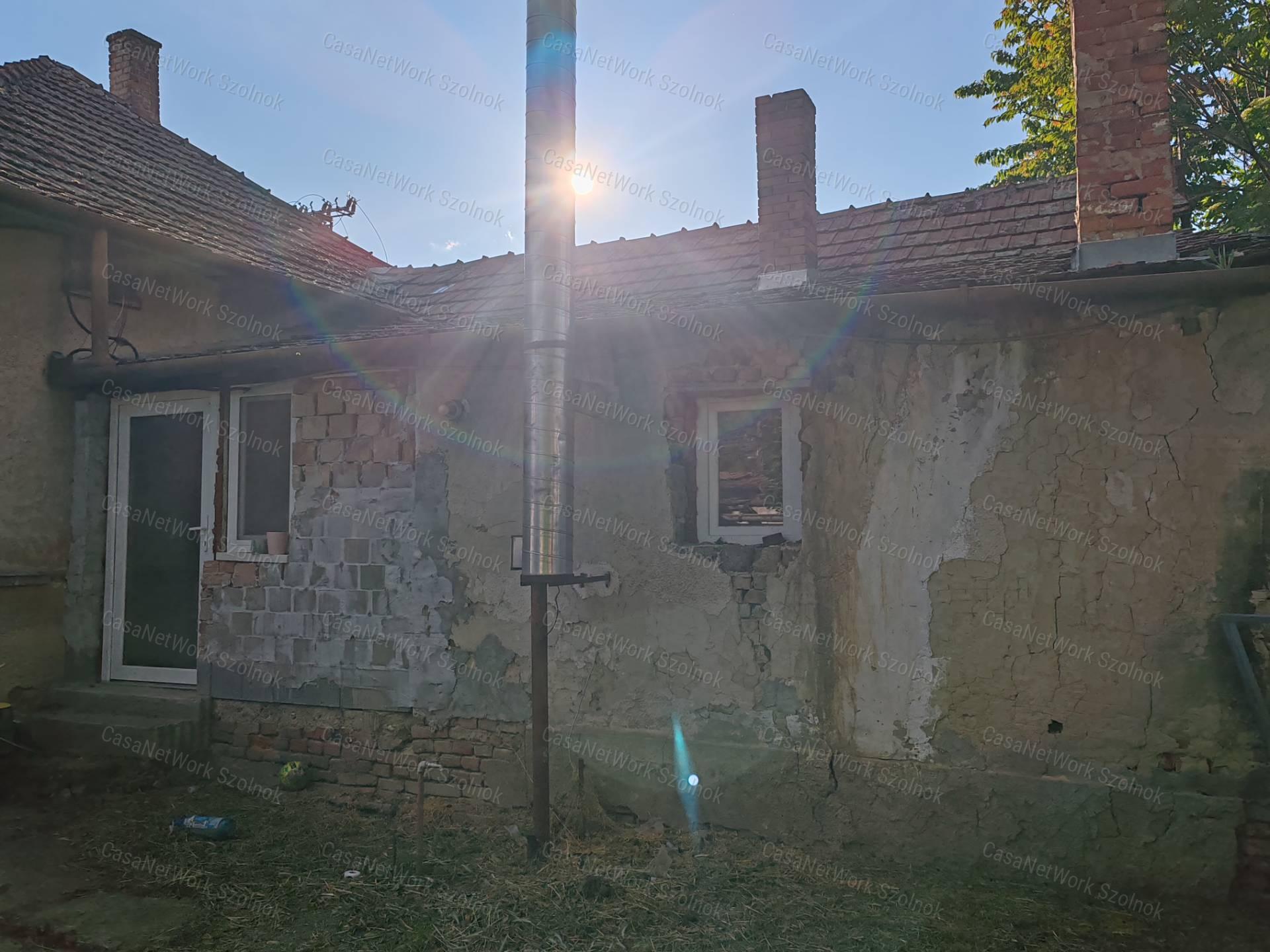 Kengyelen 80 nm-es, részben felújítandó családi ház eladó!