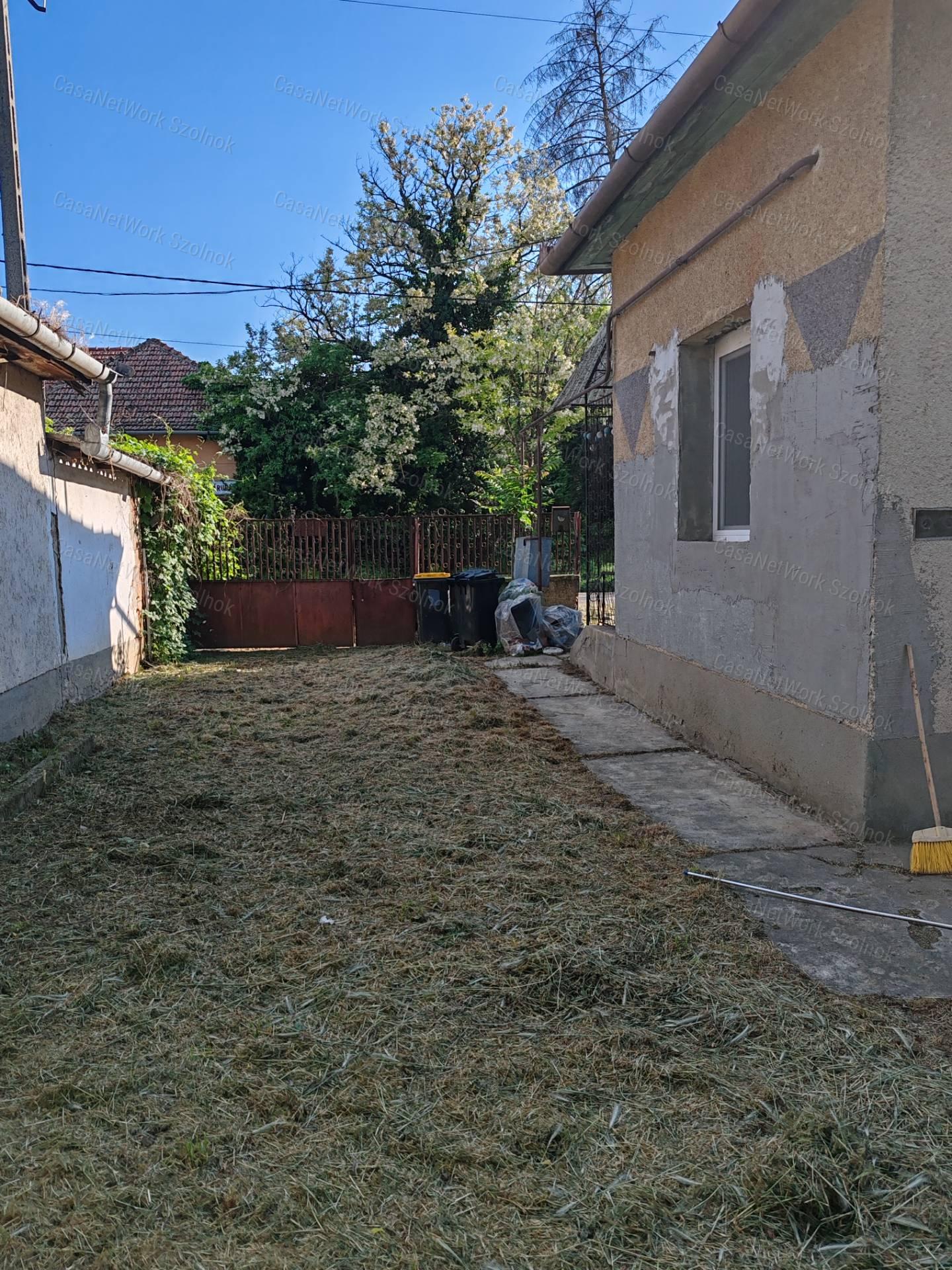 Kengyelen 80 nm-es, részben felújítandó családi ház eladó!