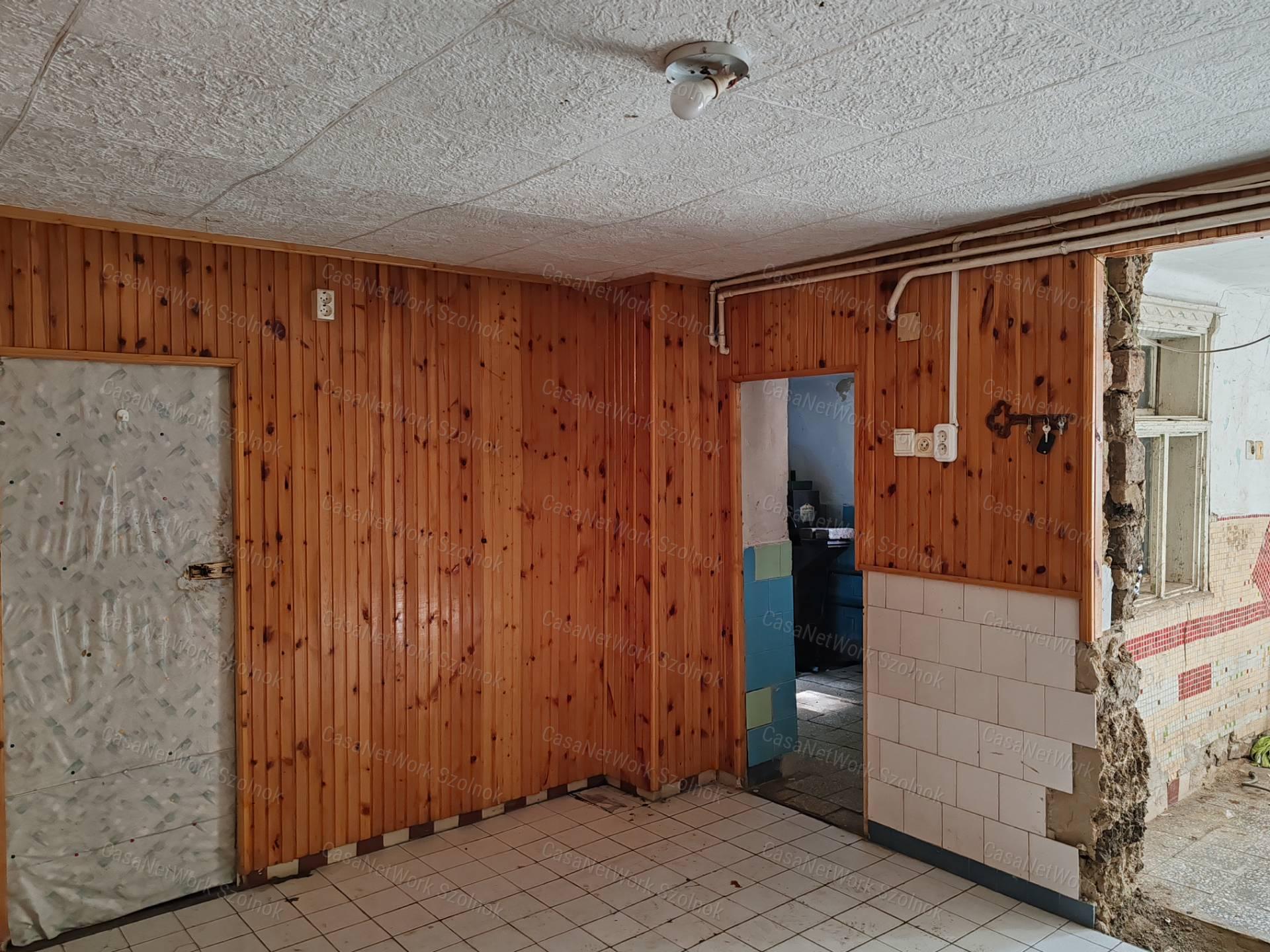 Kengyelen 80 nm-es, részben felújítandó családi ház eladó!